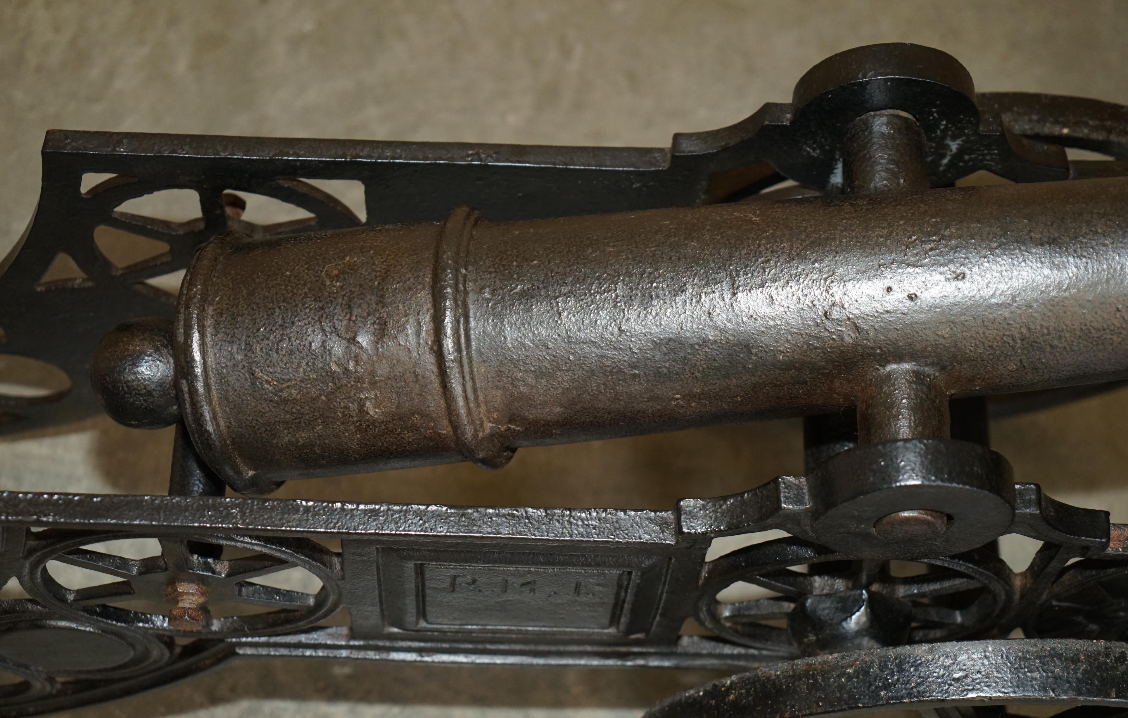 Paire de cannons longs en fer à repasser de style victorien, 153 cm en vente 1