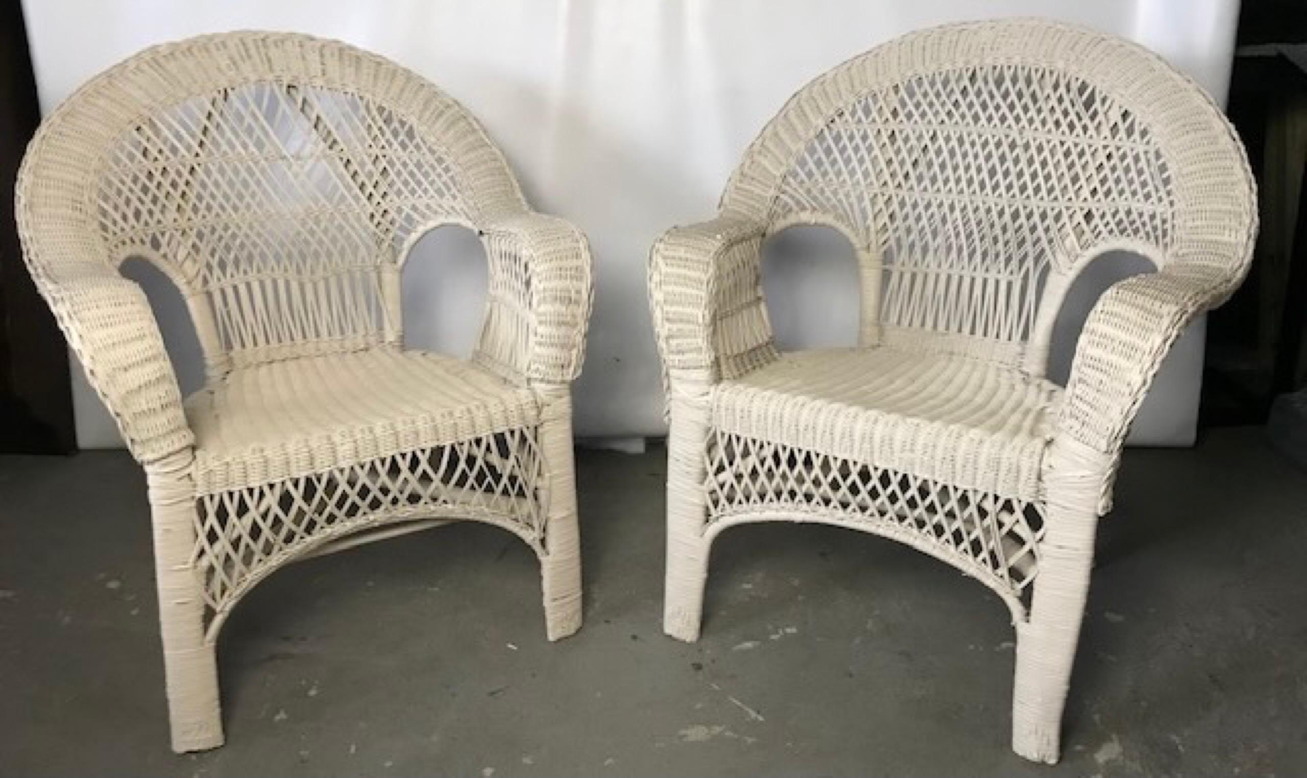 Pair of American Victorian style white painted wicker fan back armchairs featuring lattice design back and seat apron with a rounded back and flat arms in the tradition of Heywood Wakefield, deco-inspired Mid-Century Modern furniture. Great on a