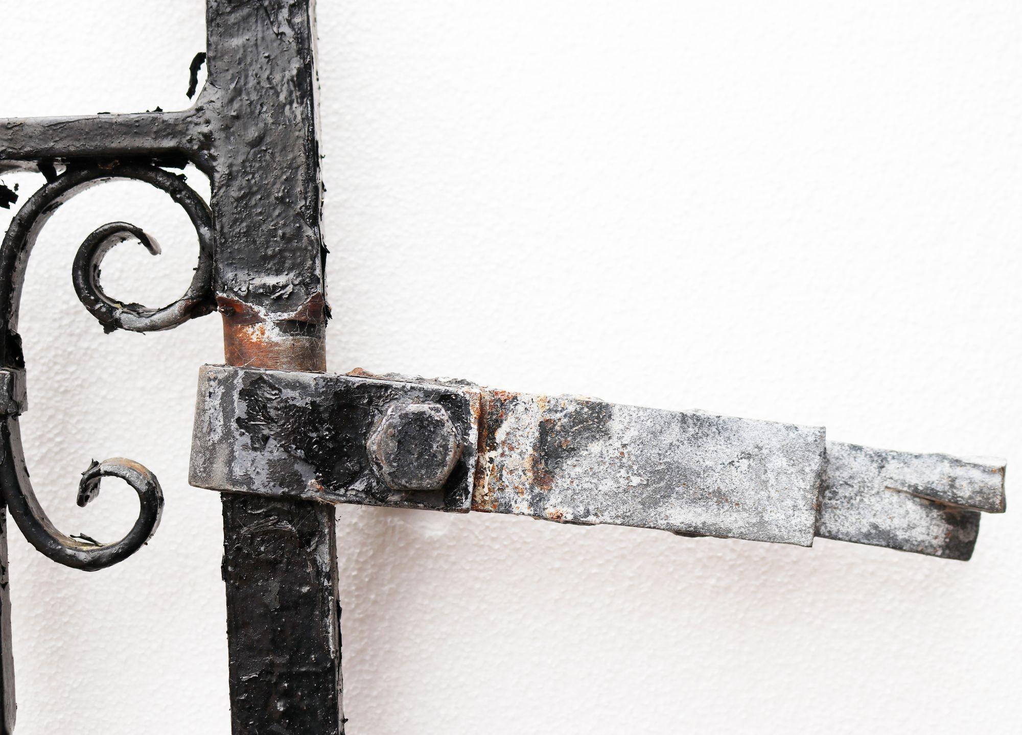 Un ensemble d'élégantes grilles d'entrée de garage en fer forgé de style victorien avec un motif de volutes répétées. Elles ont déjà été électrifiées.

Dimensions supplémentaires

Hauteur de la partie la plus haute 244 cm

Hauteur à l'épaule 187