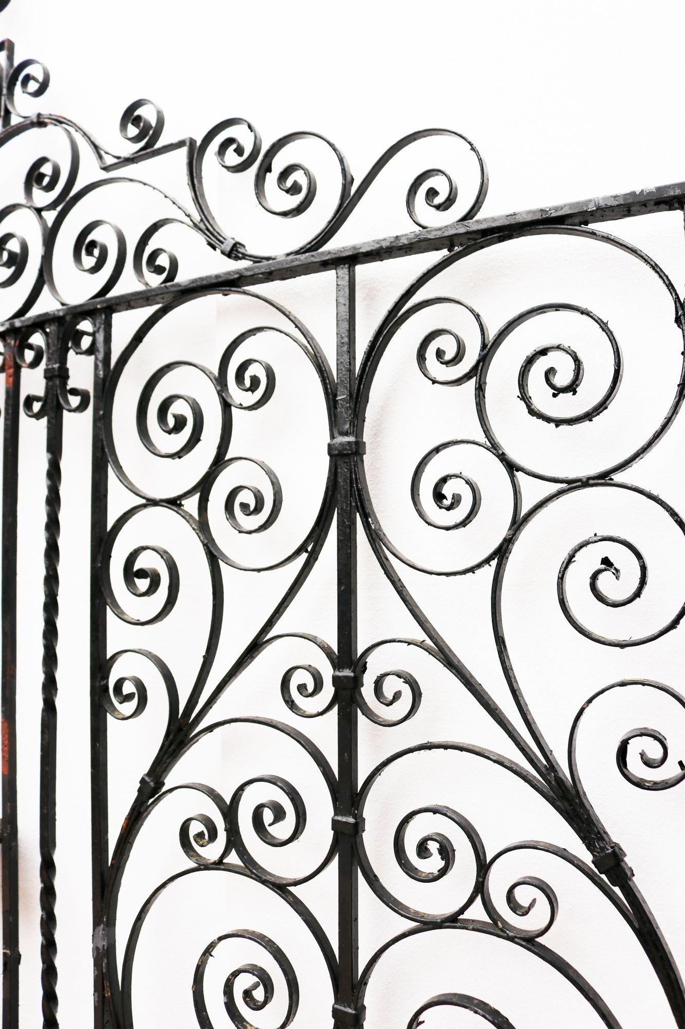 Paire de barrières d'entrée en fer forgé de style victorien 2.9 m (9'5″) Bon état - En vente à Wormelow, Herefordshire