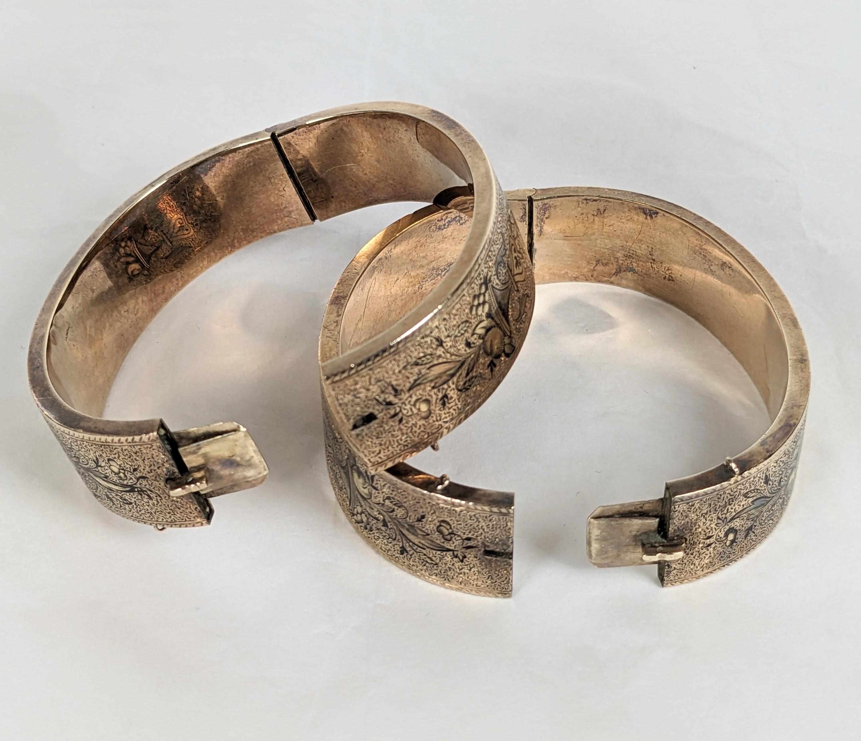 Pair of Victorian Taille d'Epargne Enamel Bangle Cuffs in vendita 5