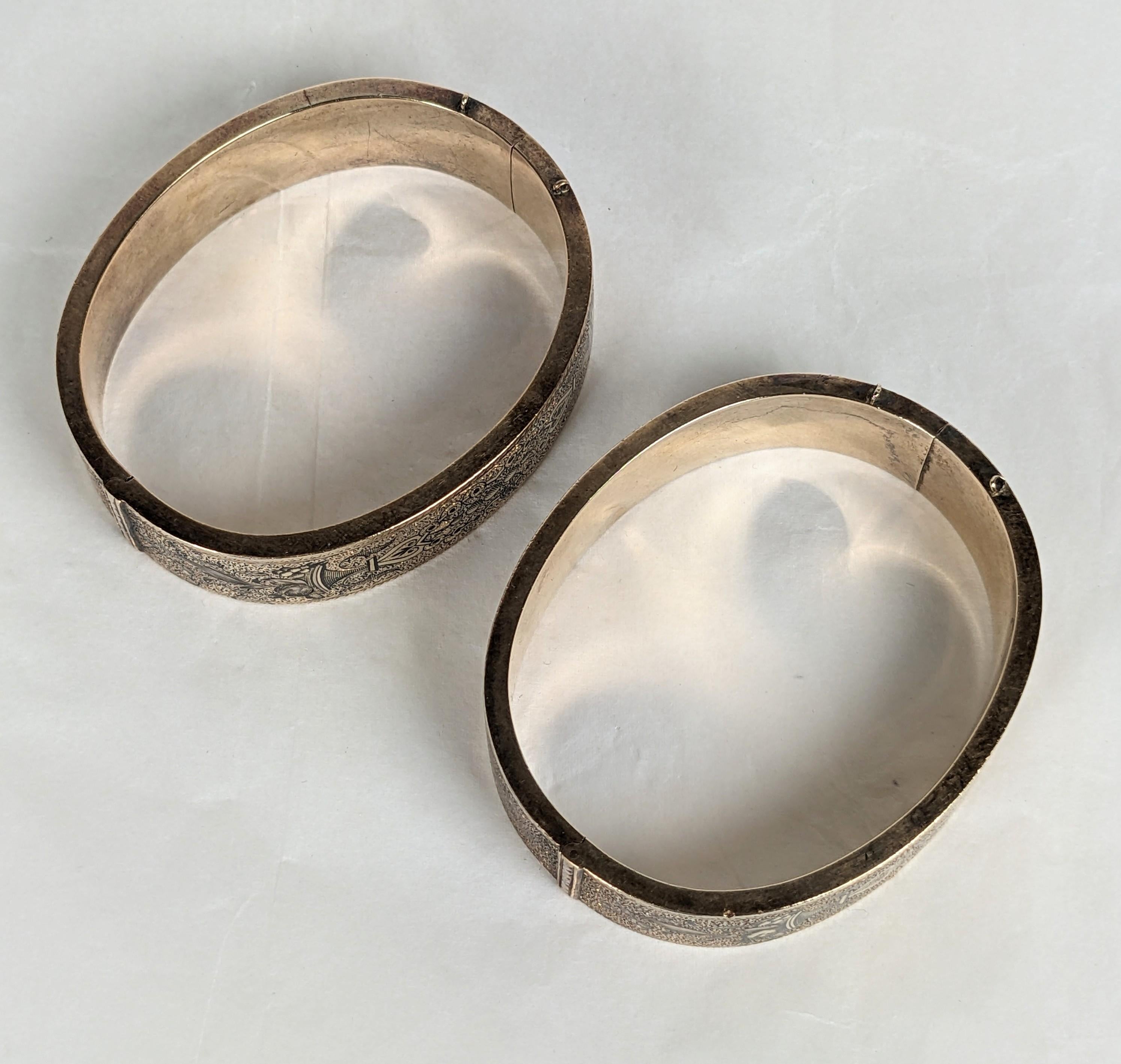 Pair of Victorian Taille d'Epargne Enamel Bangle Cuffs in vendita 6