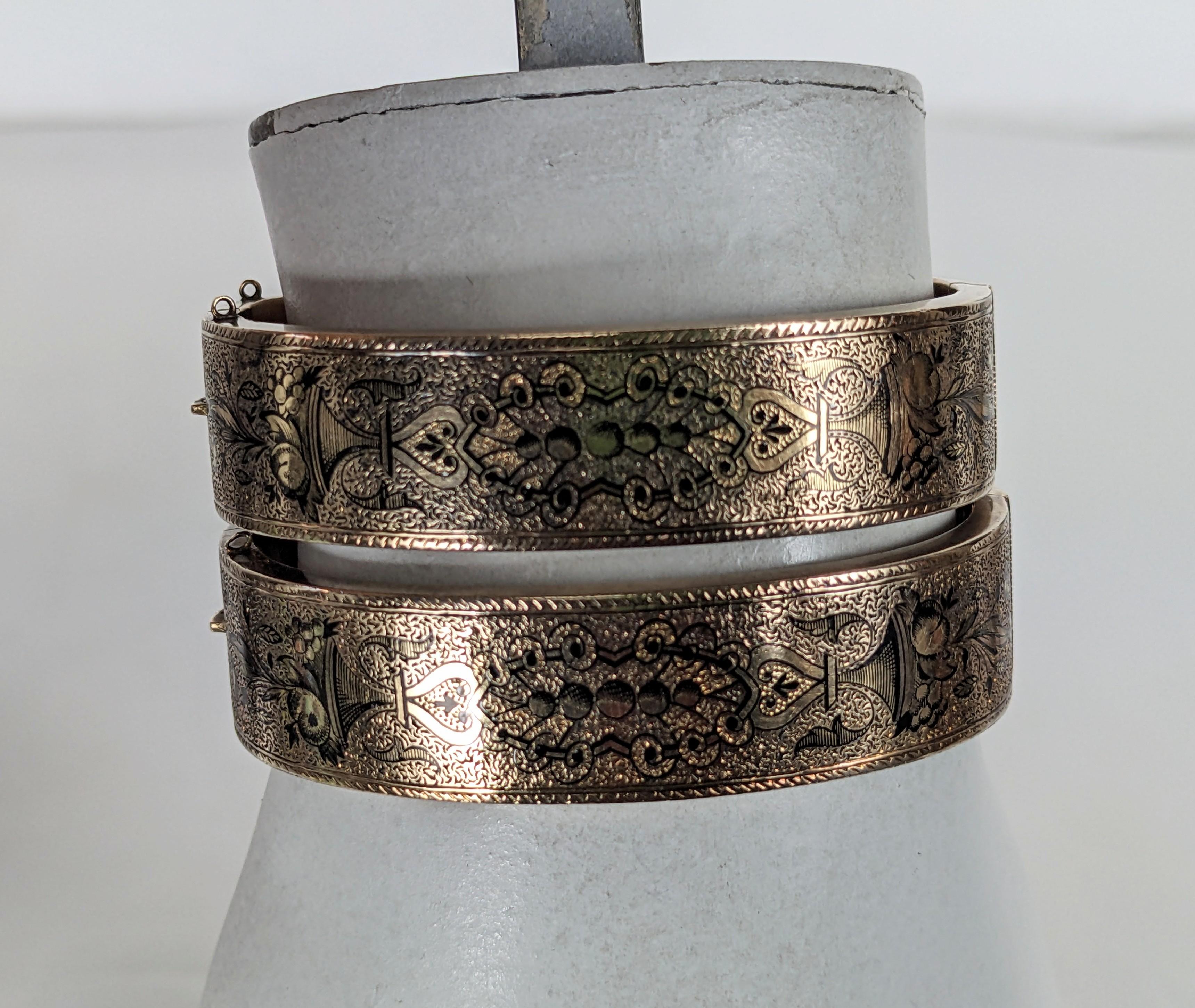 Pair of Victorian Taille d'Epargne Enamel Bangle Cuffs in vendita 8