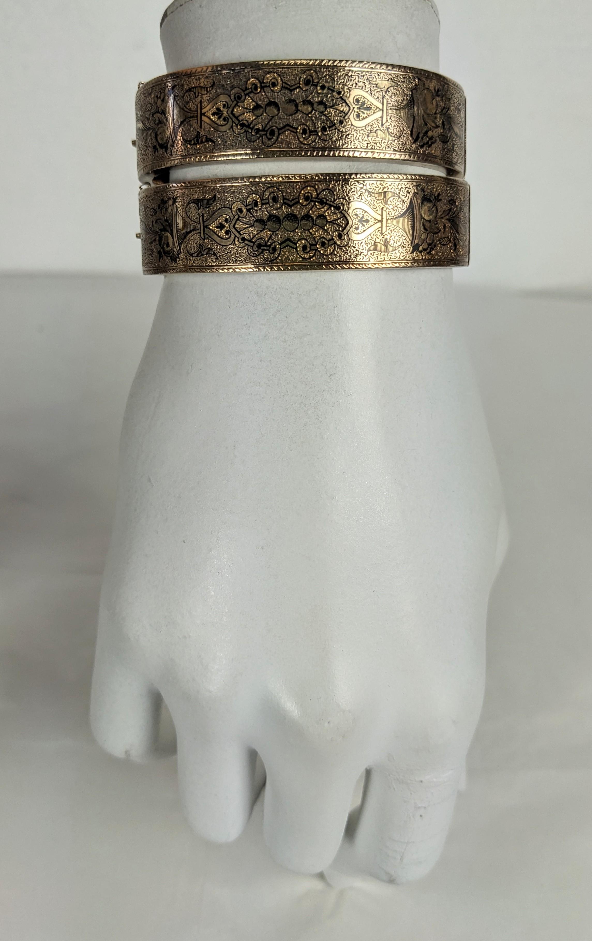 Pair of Victorian Taille d'Epargne Enamel Bangle Cuffs in vendita 9