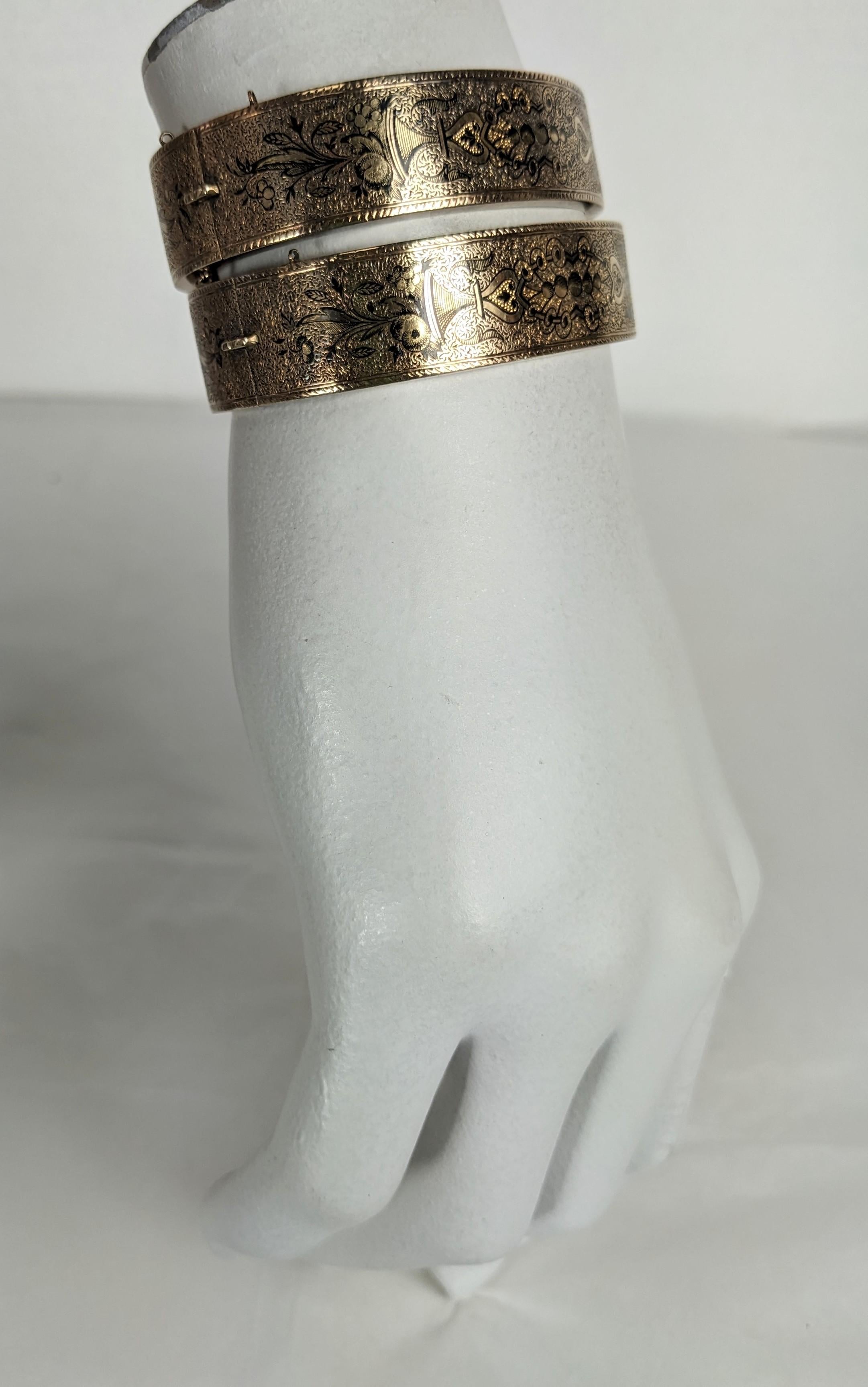 Pair of Victorian Taille d'Epargne Enamel Bangle Cuffs in vendita 10