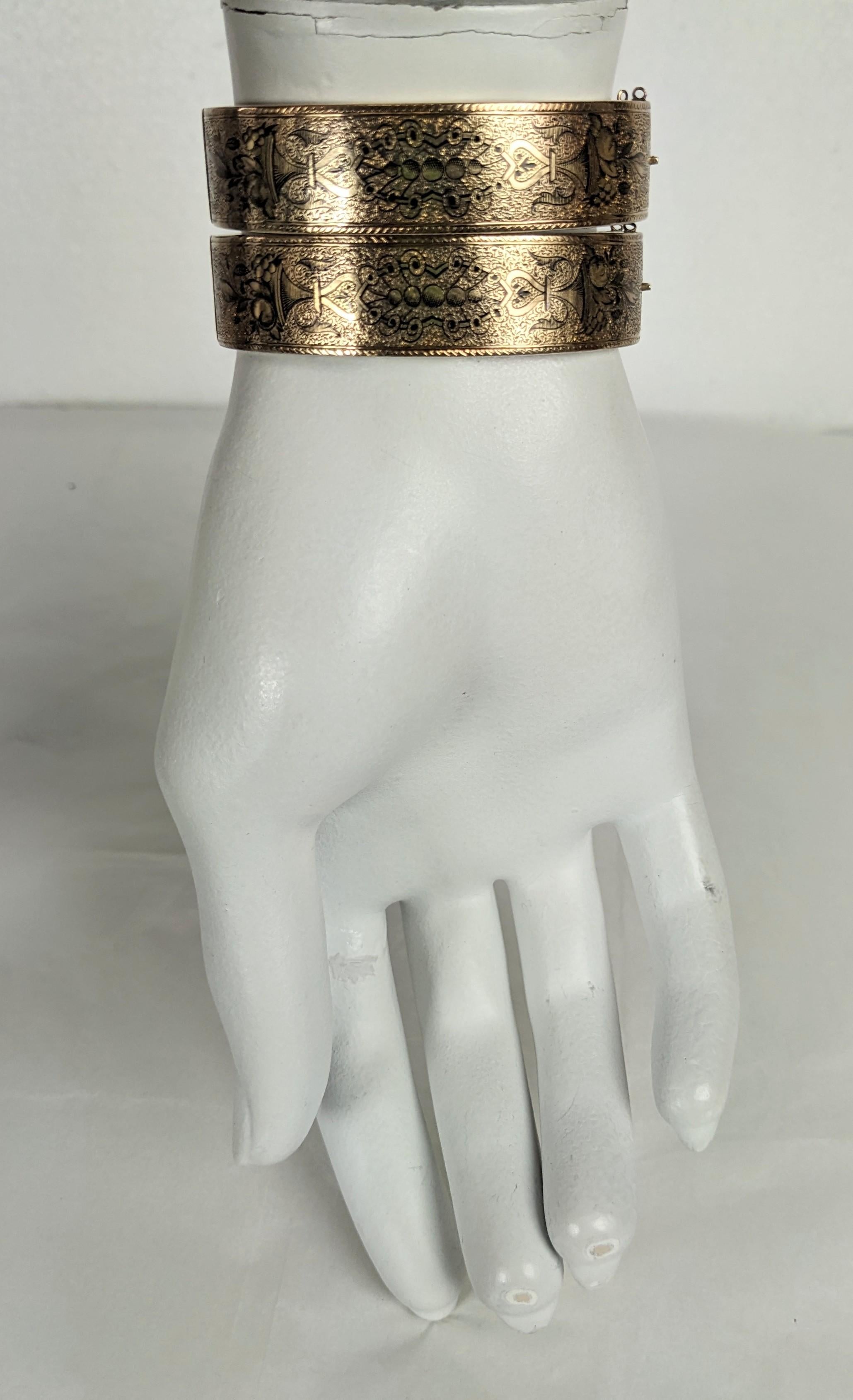 Pair of Victorian Taille d'Epargne Enamel Bangle Cuffs in vendita 12