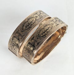 Par de brazaletes victorianos de esmalte Taille d'Epargne