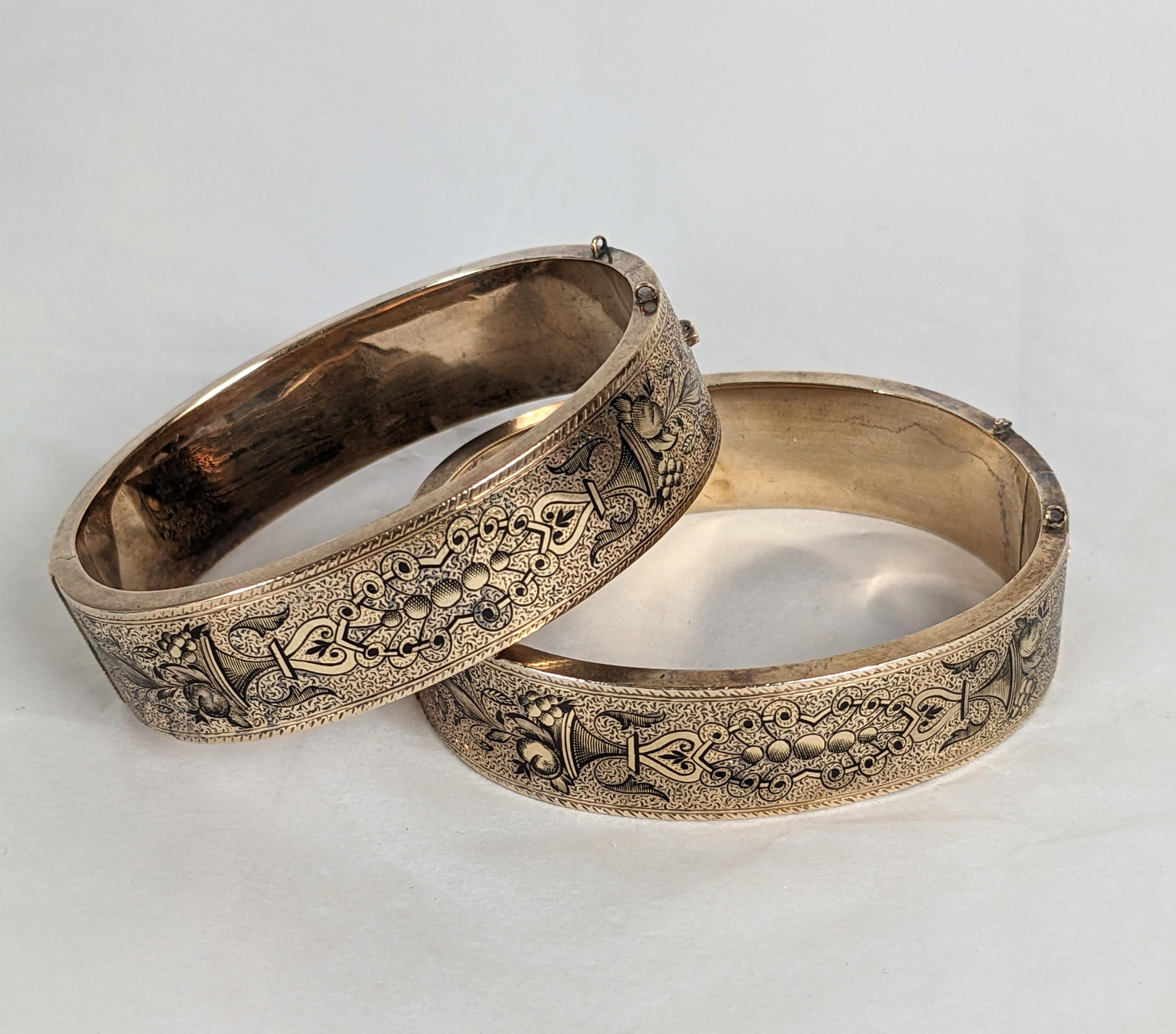 Pair of Victorian Taille d'Epargne Enamel Bangle Cuffs in vendita 1