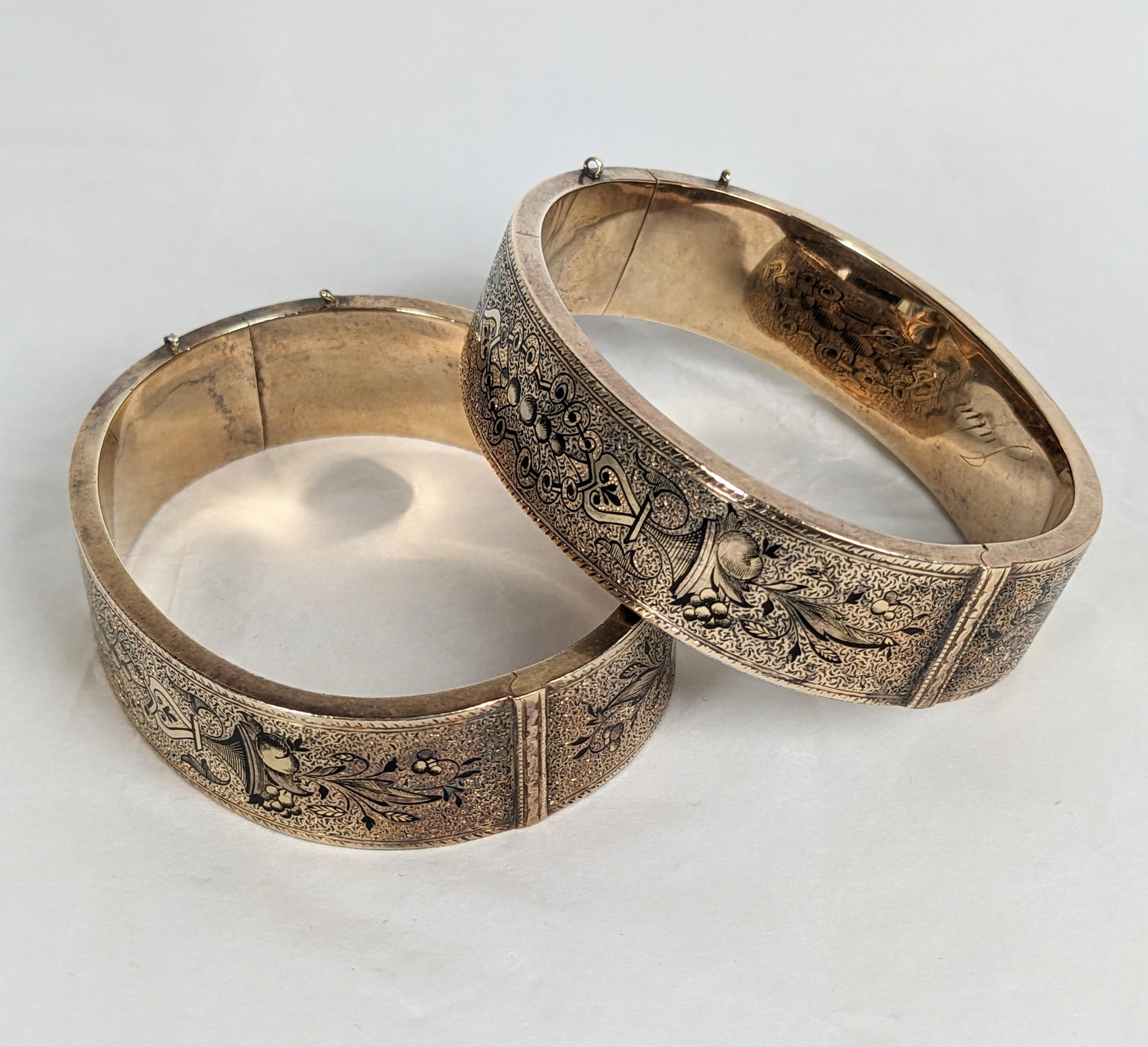 Pair of Victorian Taille d'Epargne Enamel Bangle Cuffs in vendita 2
