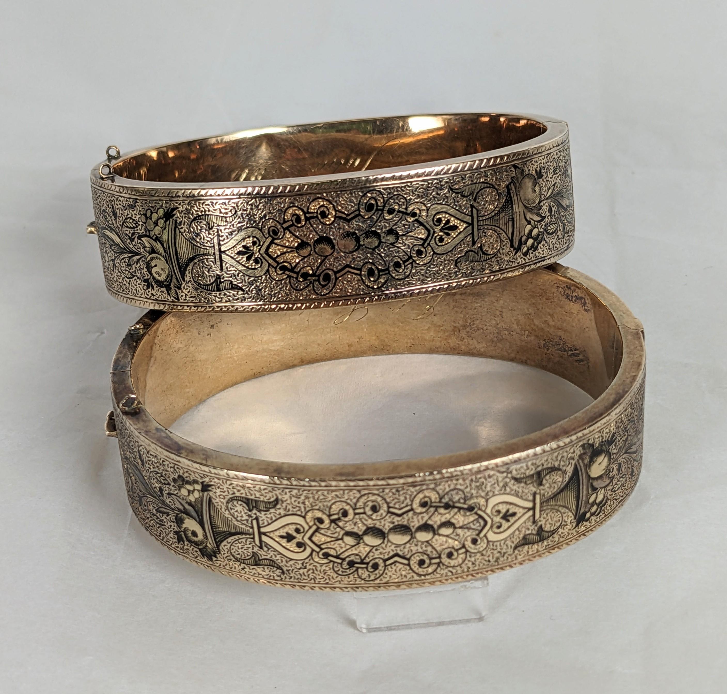 Pair of Victorian Taille d'Epargne Enamel Bangle Cuffs in vendita 3