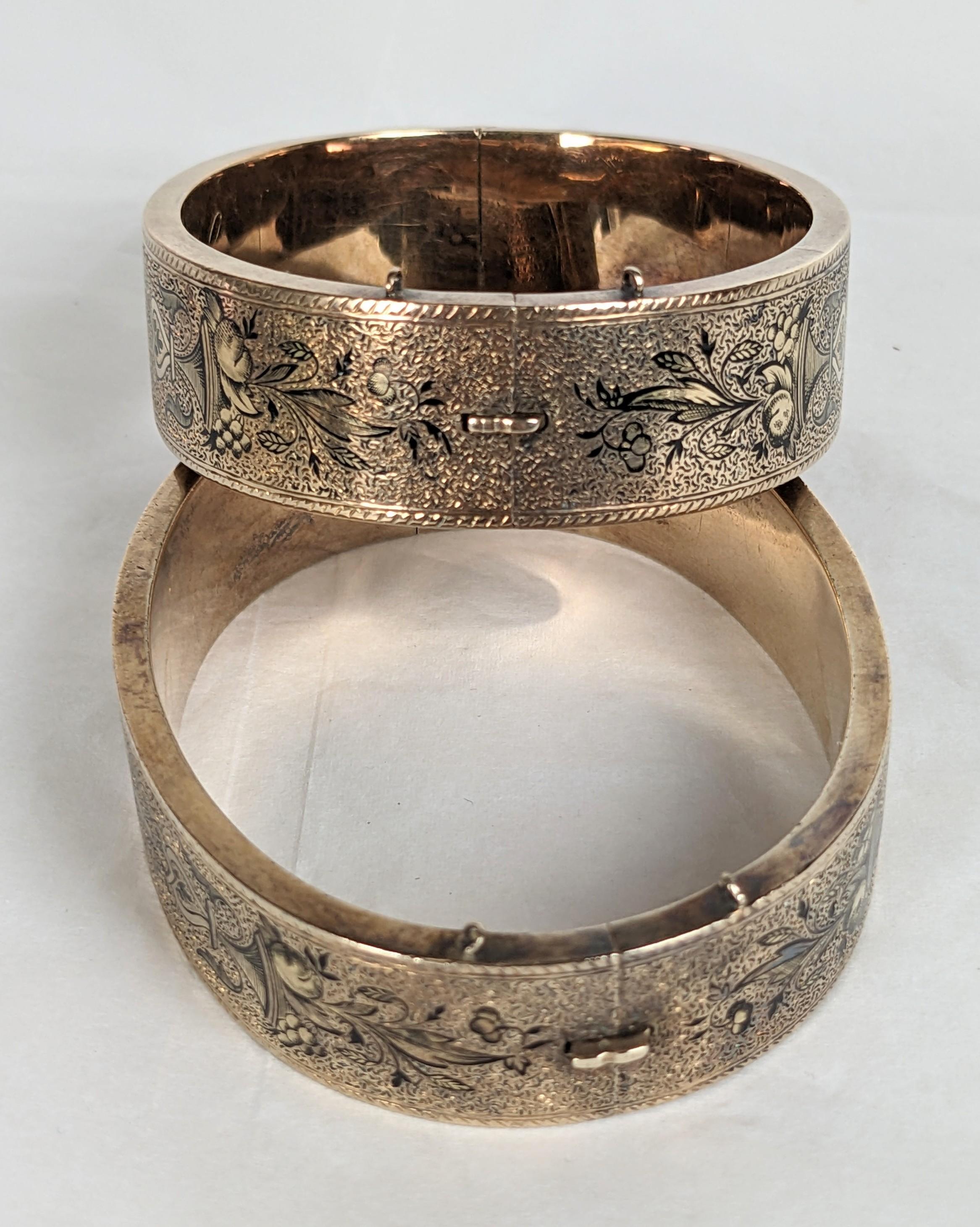 Pair of Victorian Taille d'Epargne Enamel Bangle Cuffs in vendita 4