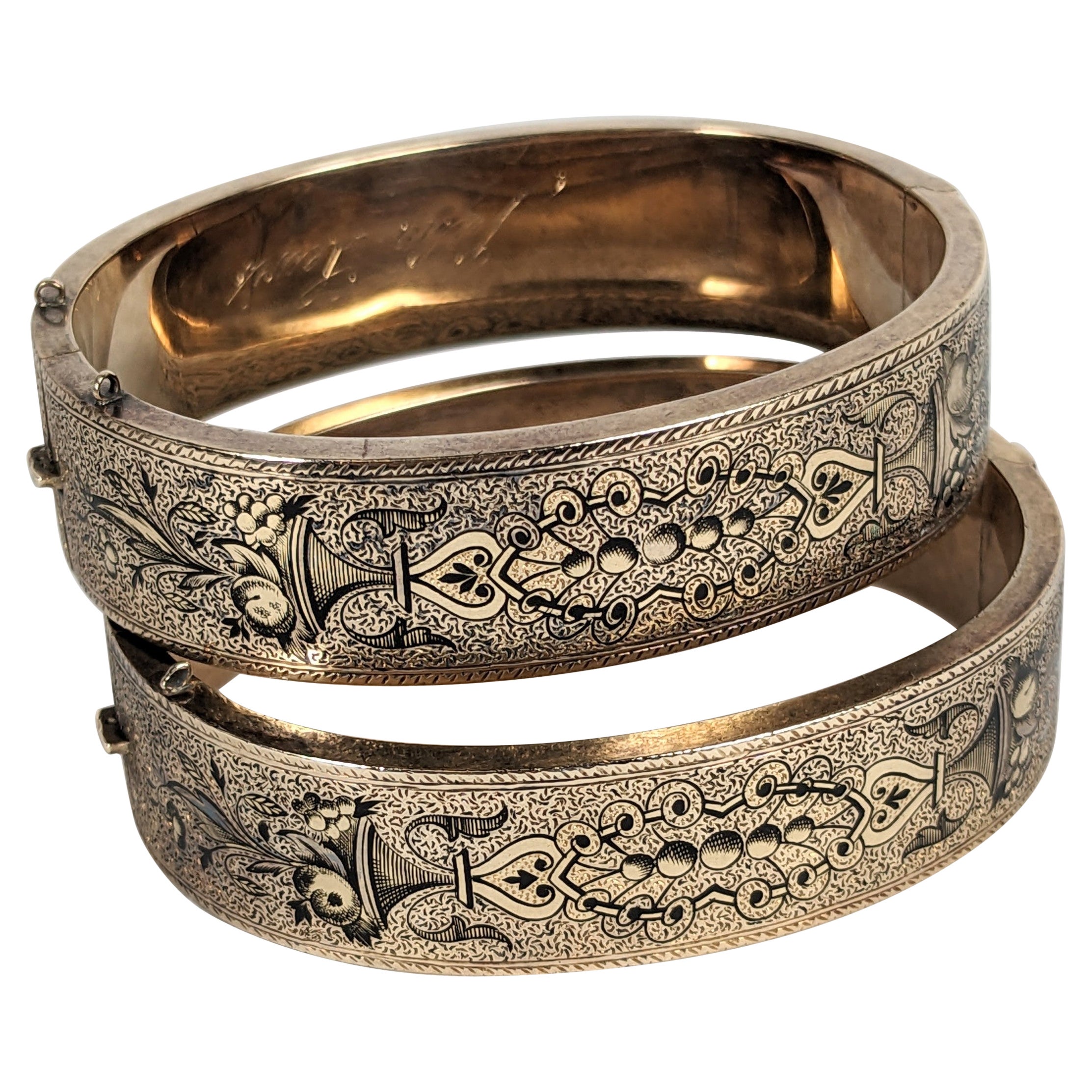 Pair of Victorian Taille d
Epargne Enamel Bangle Cuffs in vendita