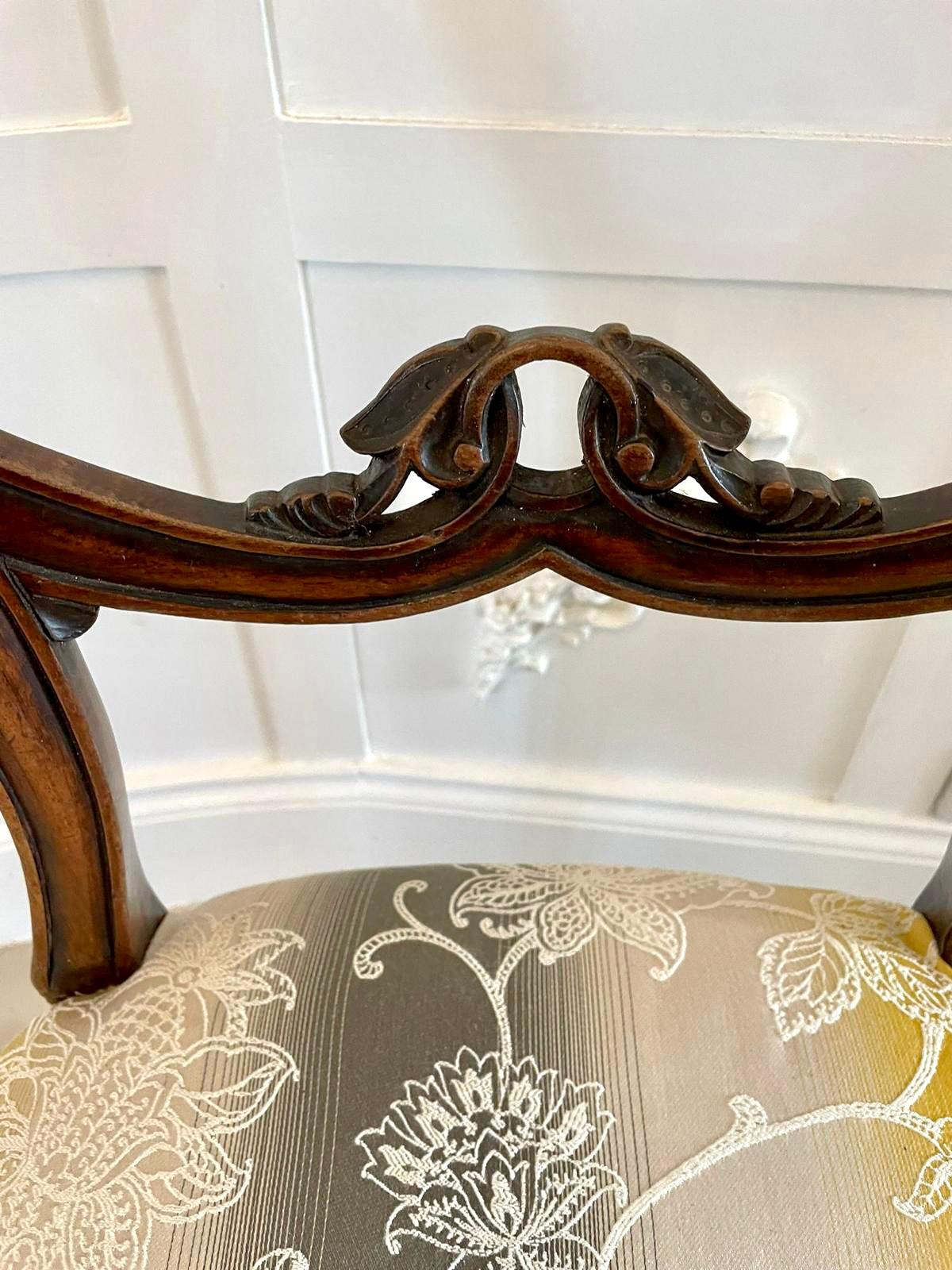 Coppia di sedie da camera/da letto in noce di epoca vittoriana in vendita 1