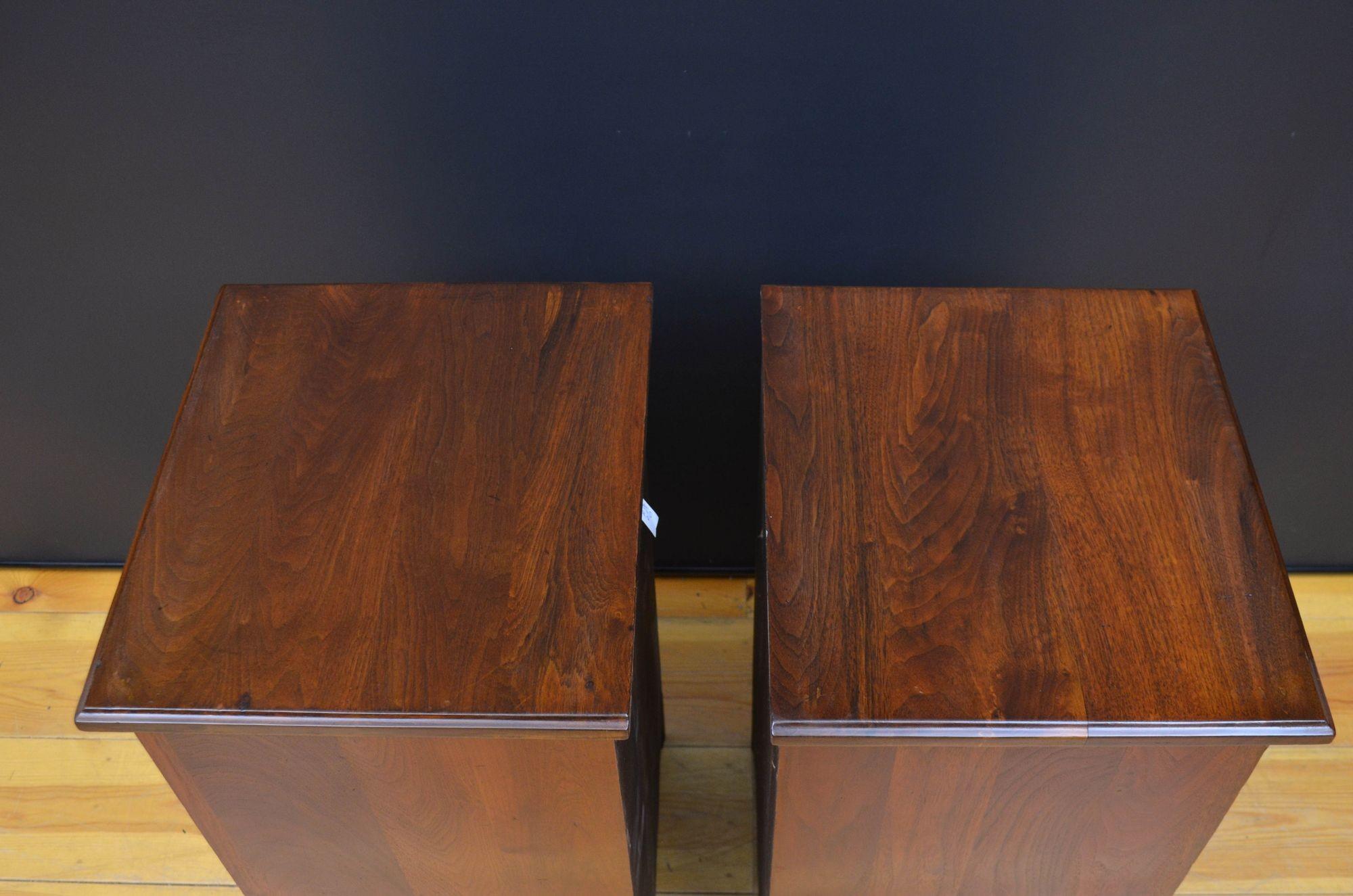 19th Century Pair of Victorian Walnut Bedside Cabinets For Sale