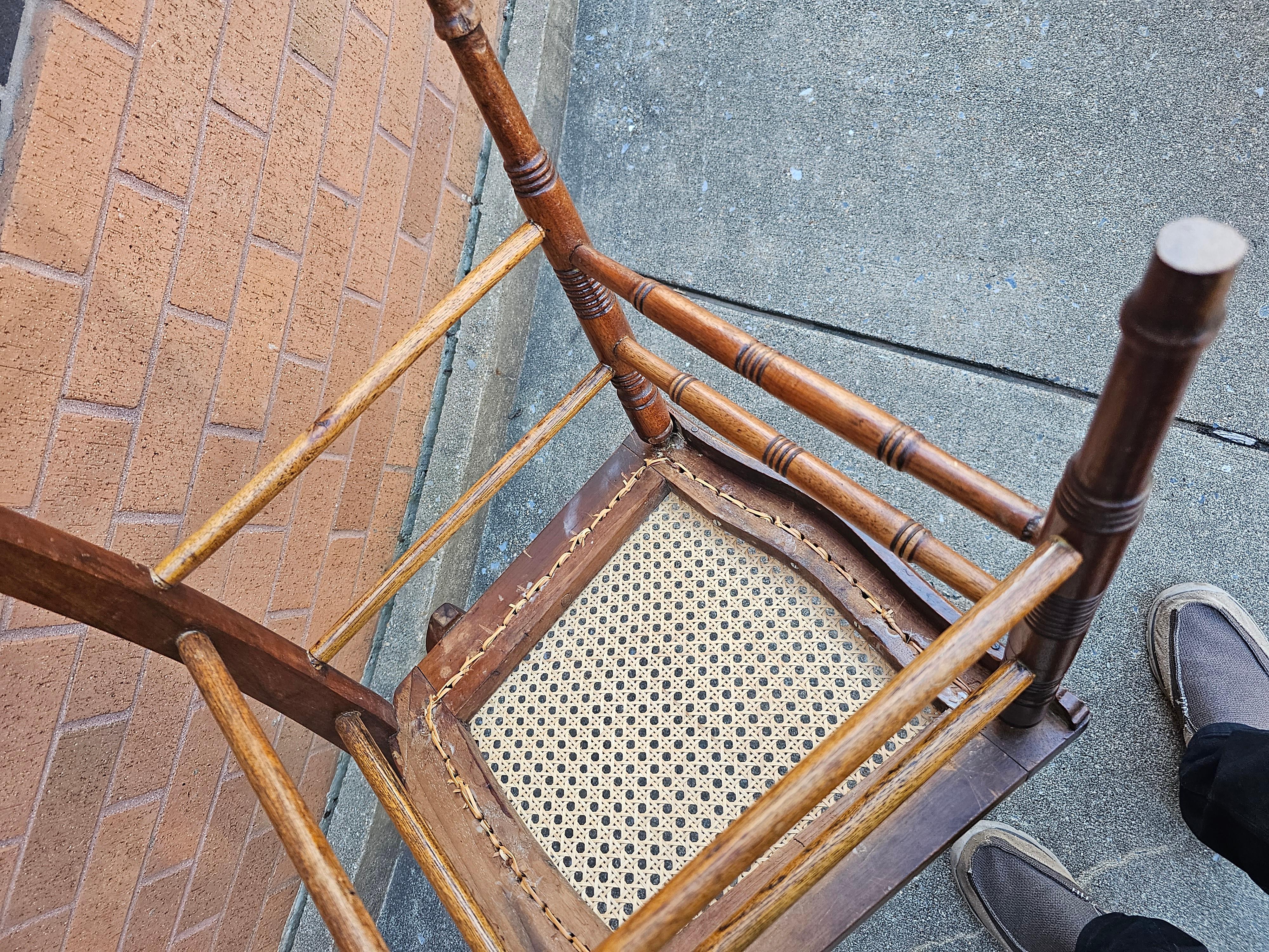 Paar viktorianische Beistellstühle aus geschnitztem Nussbaum und Spindeln mit Rohrsitzen im Angebot 5