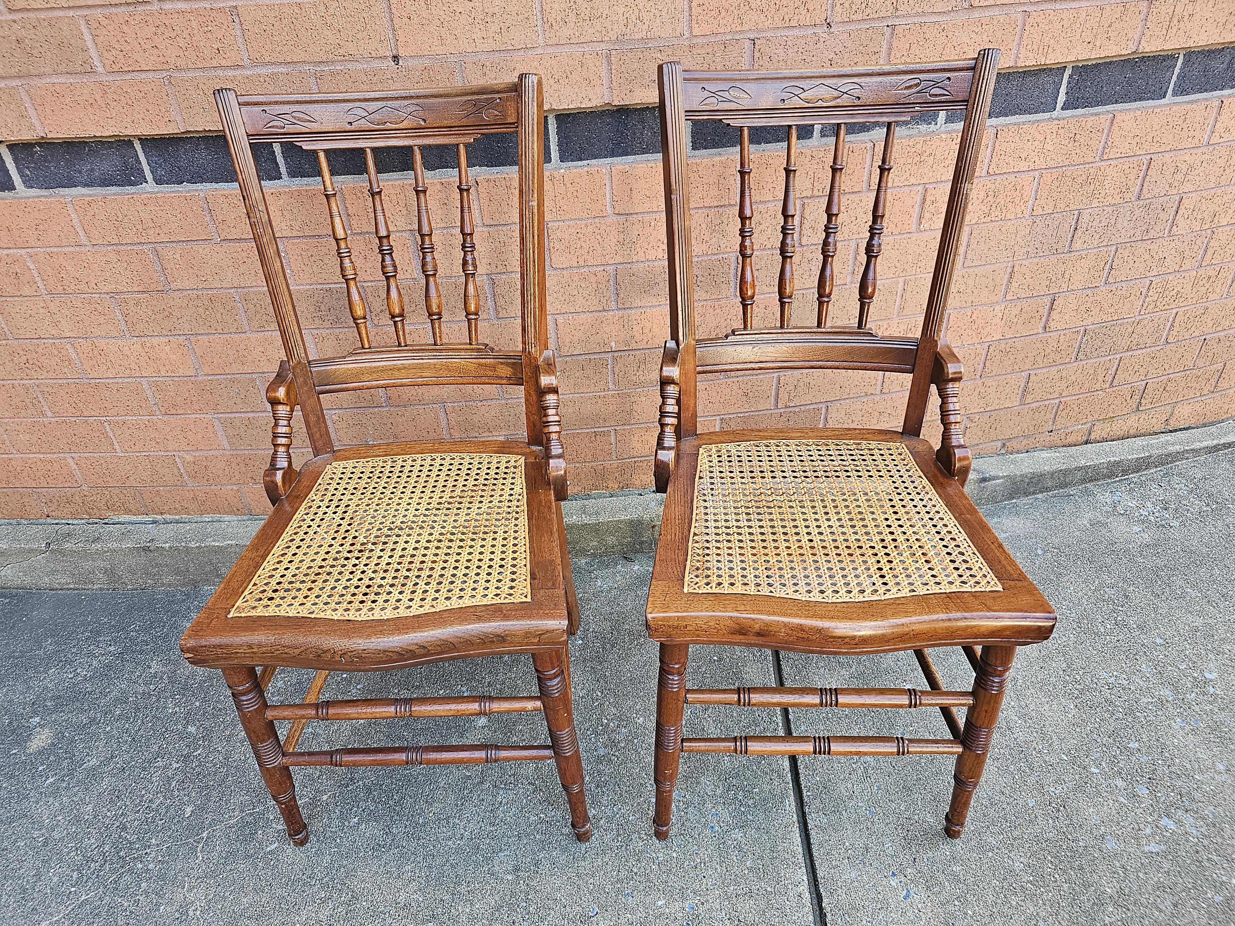 Paar viktorianische Beistellstühle aus geschnitztem Nussbaum und Spindeln mit Rohrsitzen im Angebot 6