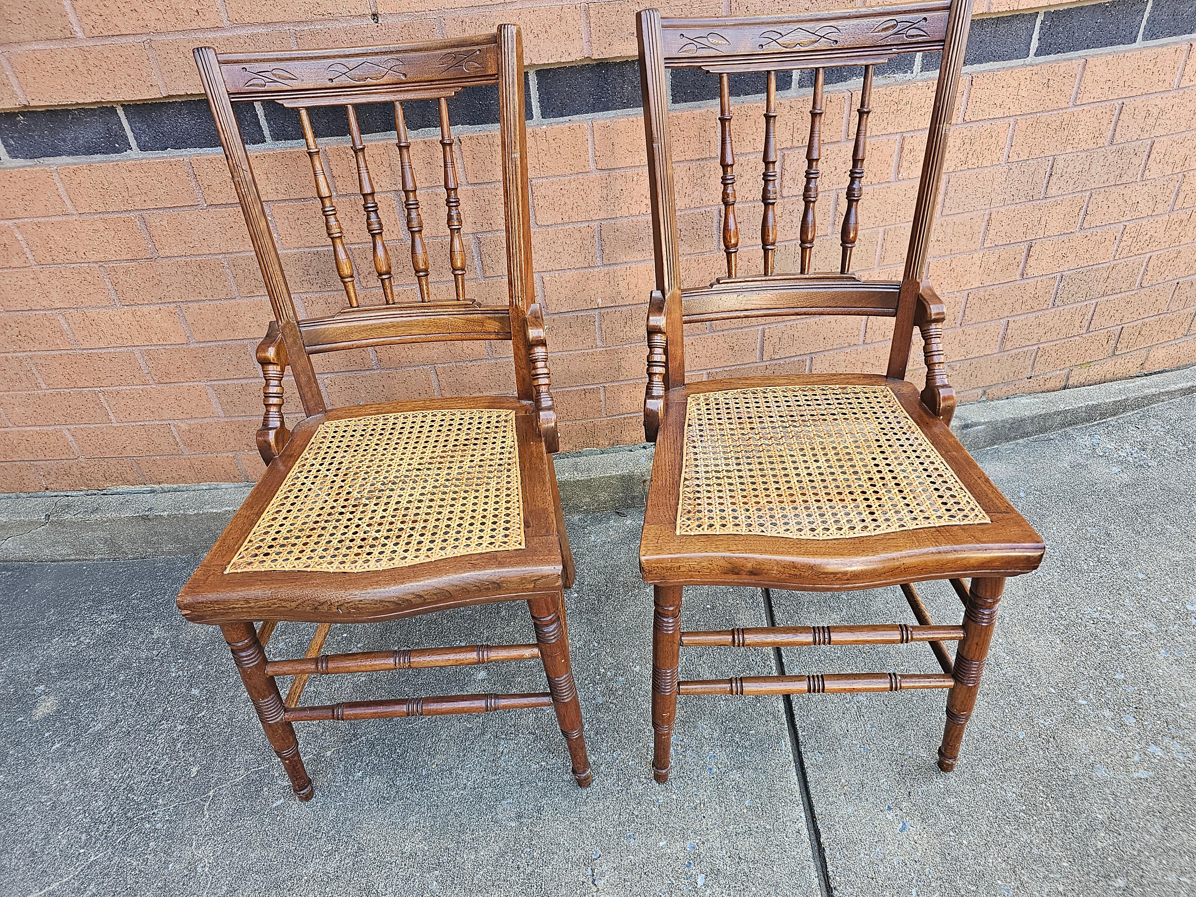 Paar viktorianische Beistellstühle aus geschnitztem Nussbaum und Spindeln mit Rohrsitzen im Angebot 7