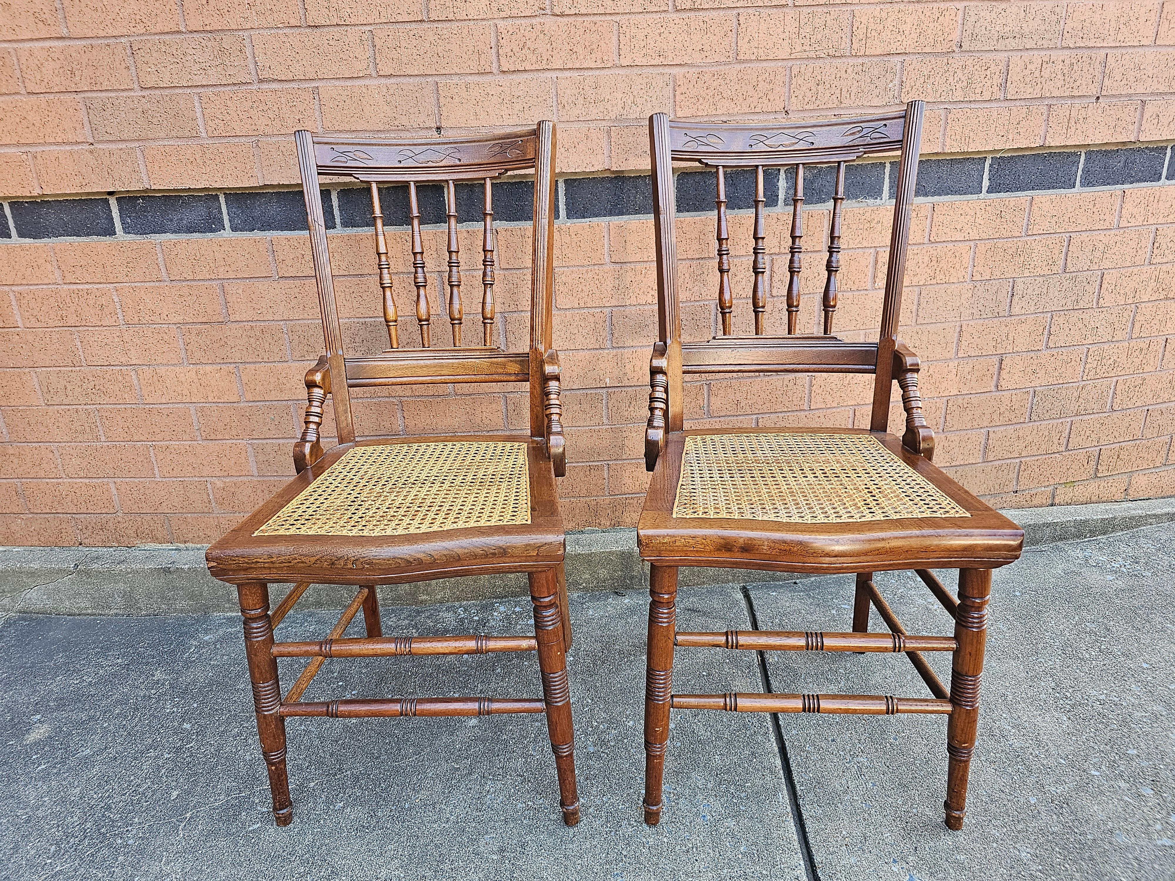 Paar viktorianische Beistellstühle aus geschnitztem Nussbaum und Spindeln mit Rohrsitzen im Angebot 2