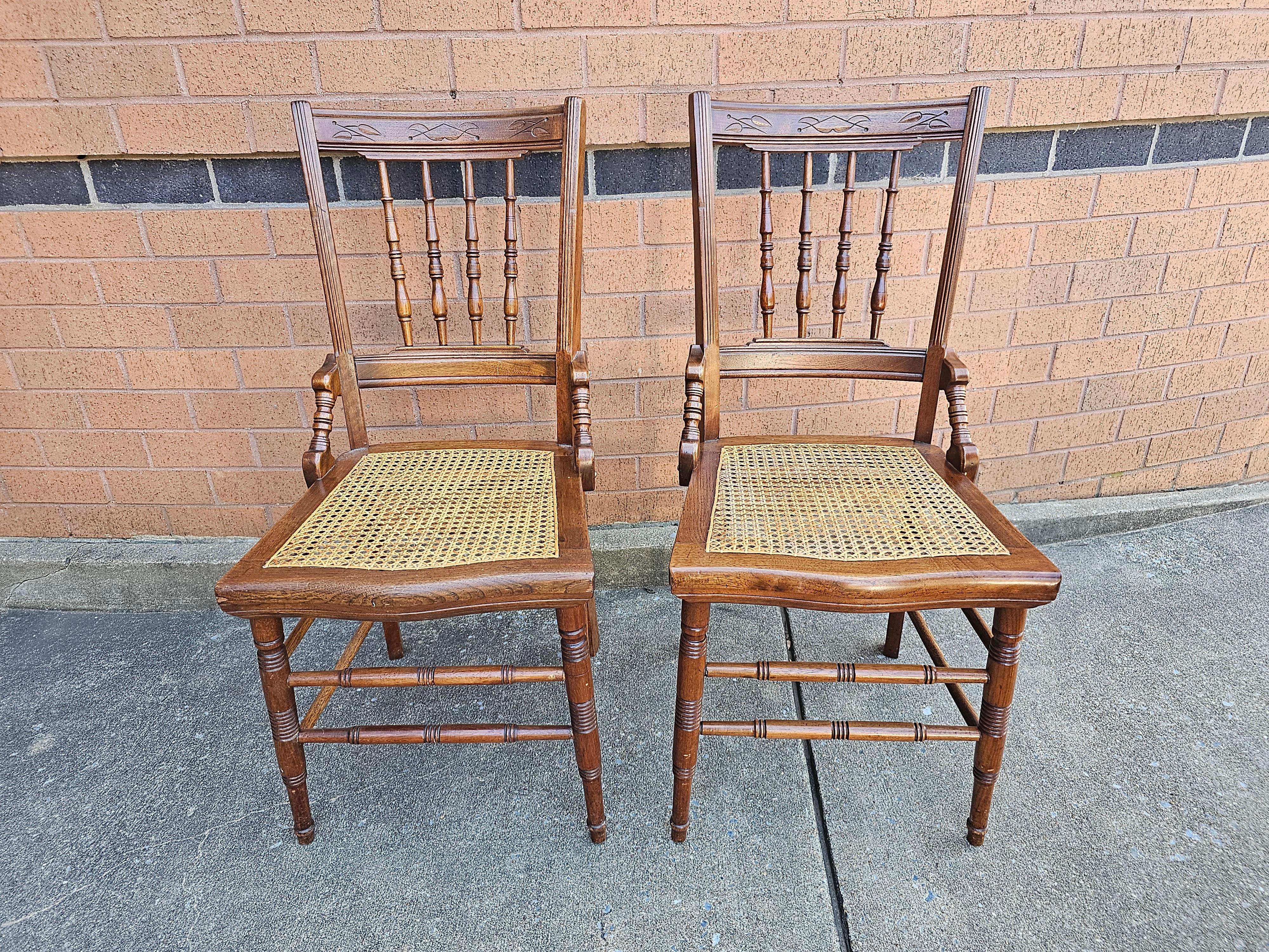 Paar viktorianische Beistellstühle aus geschnitztem Nussbaum und Spindeln mit Rohrsitzen im Angebot 3
