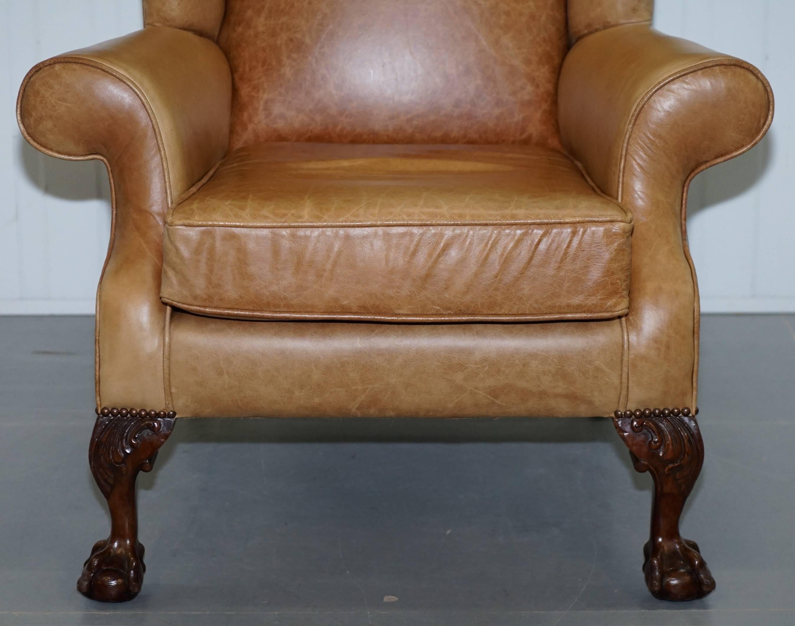 Paire de fauteuils victoriens en noyer avec pieds en forme de griffes et de boules en cuir marron de style héritage vieilli en vente 8