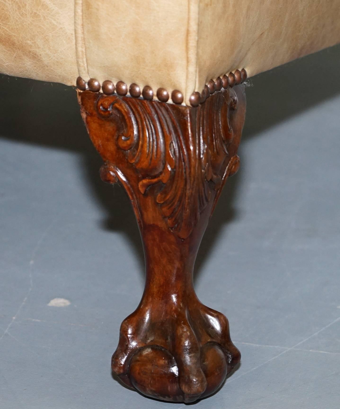 Paire de fauteuils victoriens en noyer avec pieds en forme de griffes et de boules en cuir marron de style héritage vieilli en vente 9