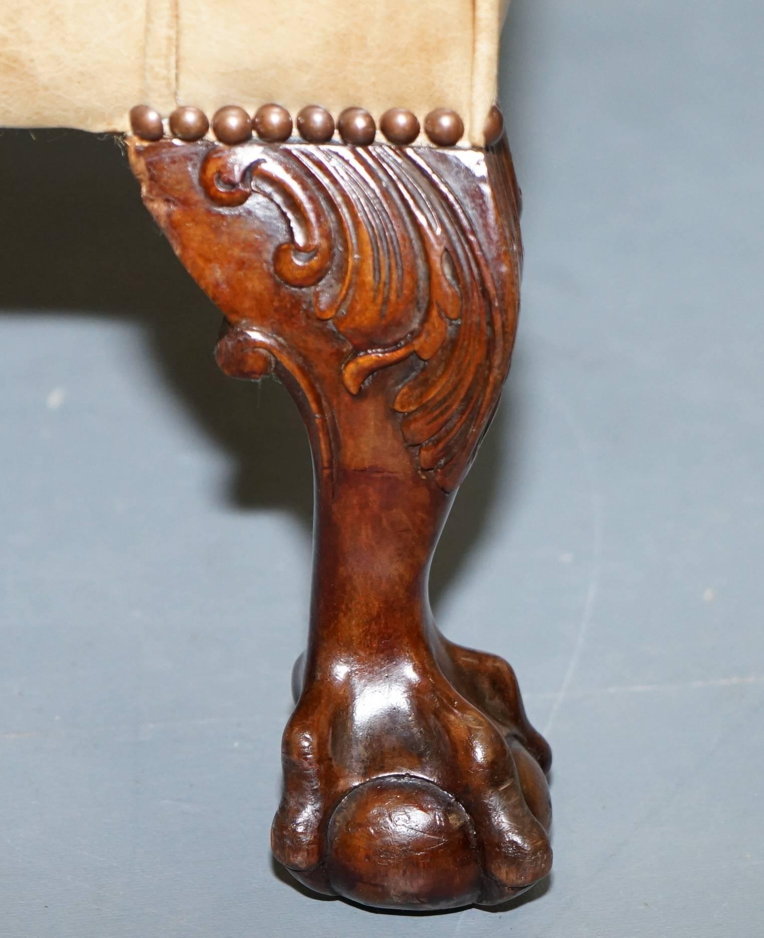 Pareja de sillones victorianos de nogal con patas de garra y bola de cuero marrón envejecido Heritage en venta 9