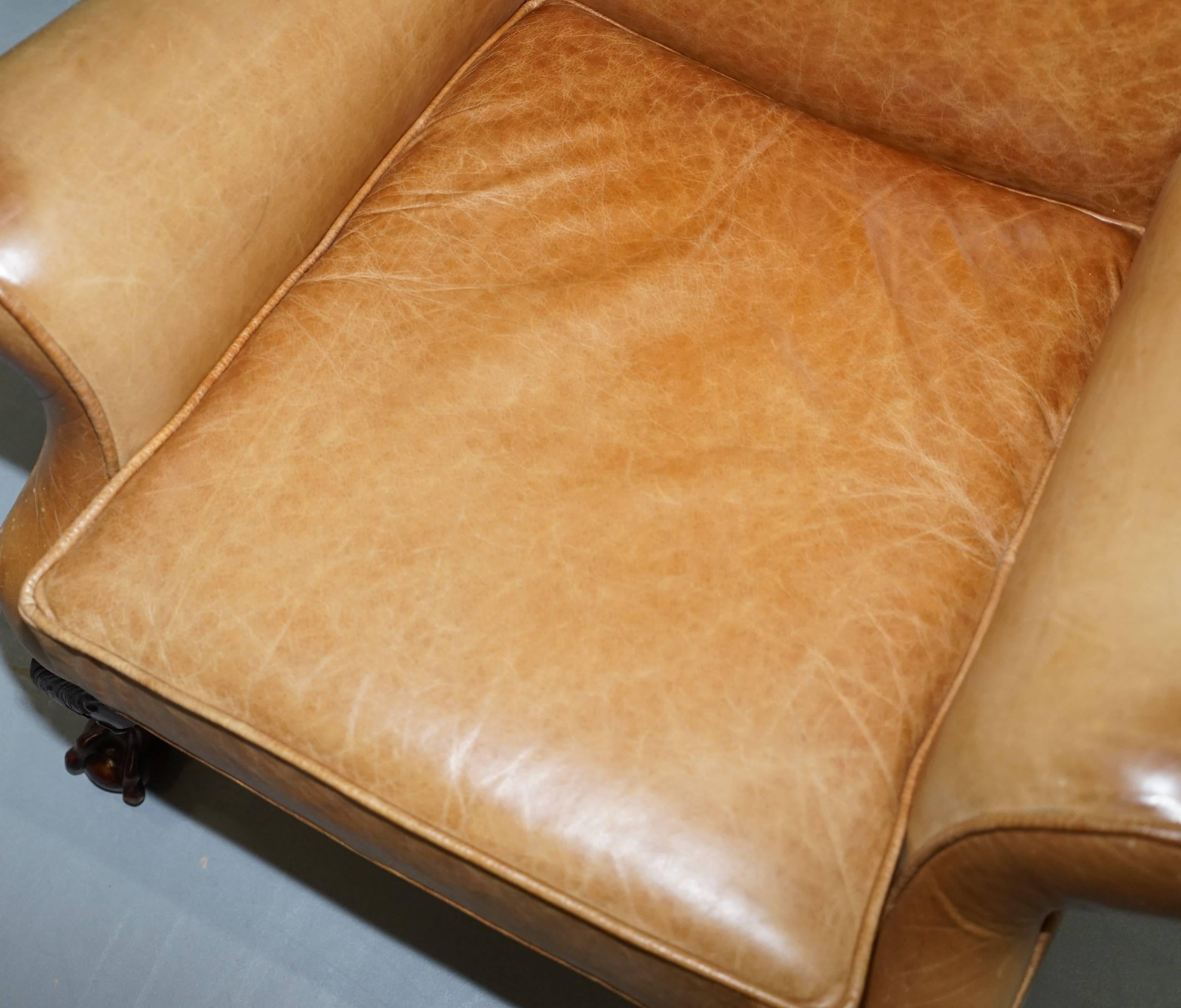 Pareja de sillones victorianos de nogal con patas de garra y bola de cuero marrón envejecido Heritage Tallado a mano en venta