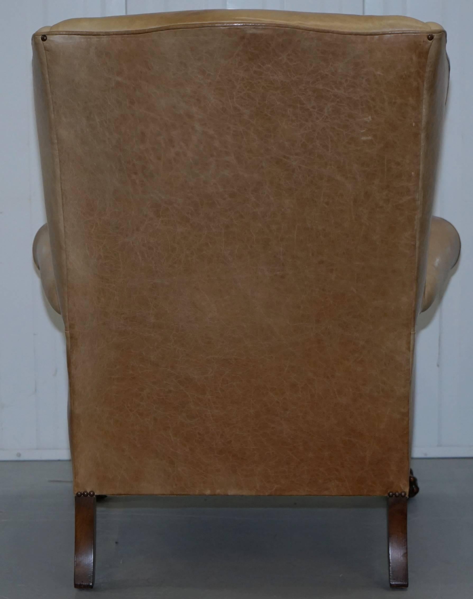 Paire de fauteuils victoriens en noyer avec pieds en forme de griffes et de boules en cuir marron de style héritage vieilli en vente 2