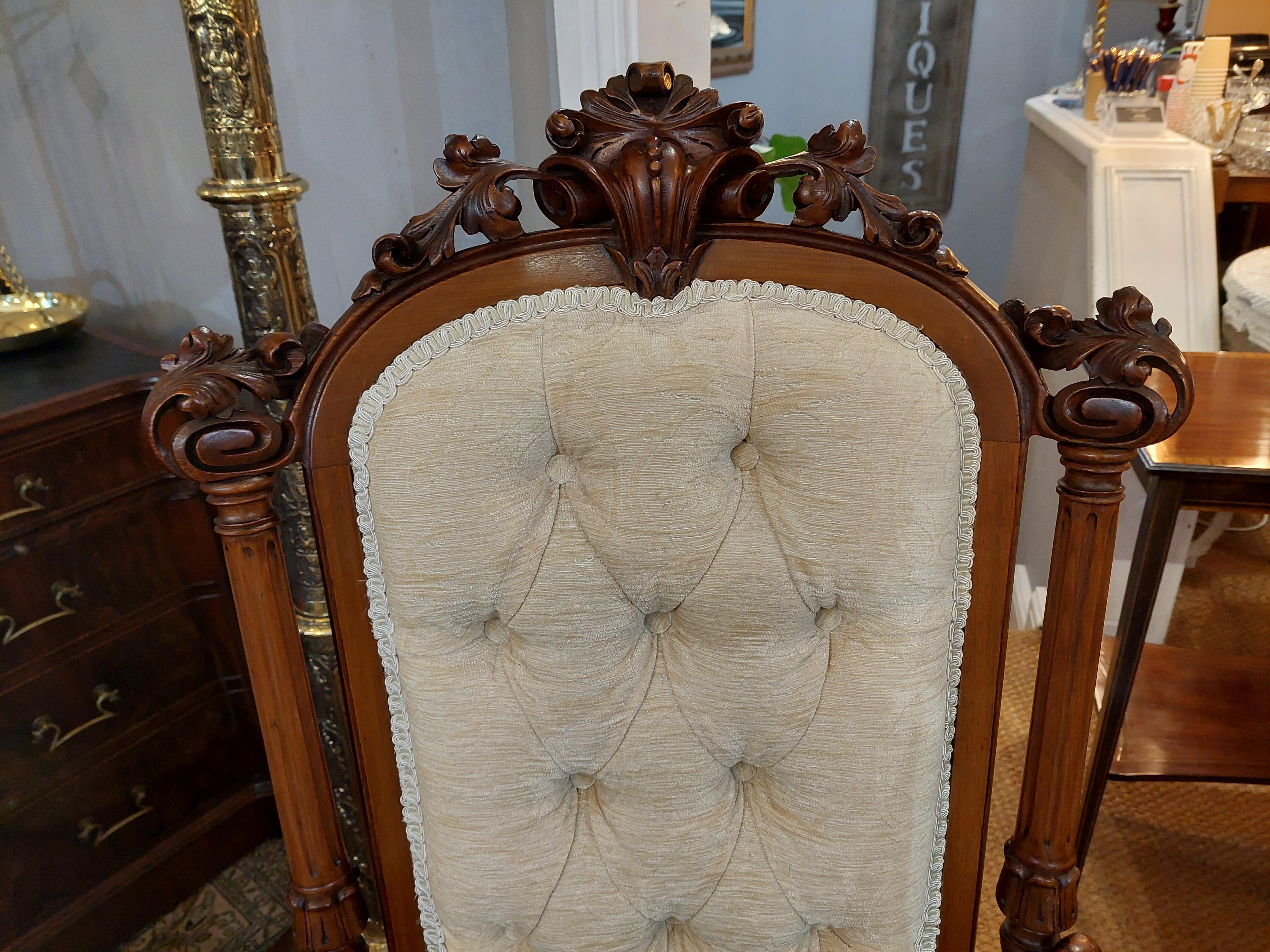 XIXe siècle Paire de chaises de salon victoriennes en noyer en vente