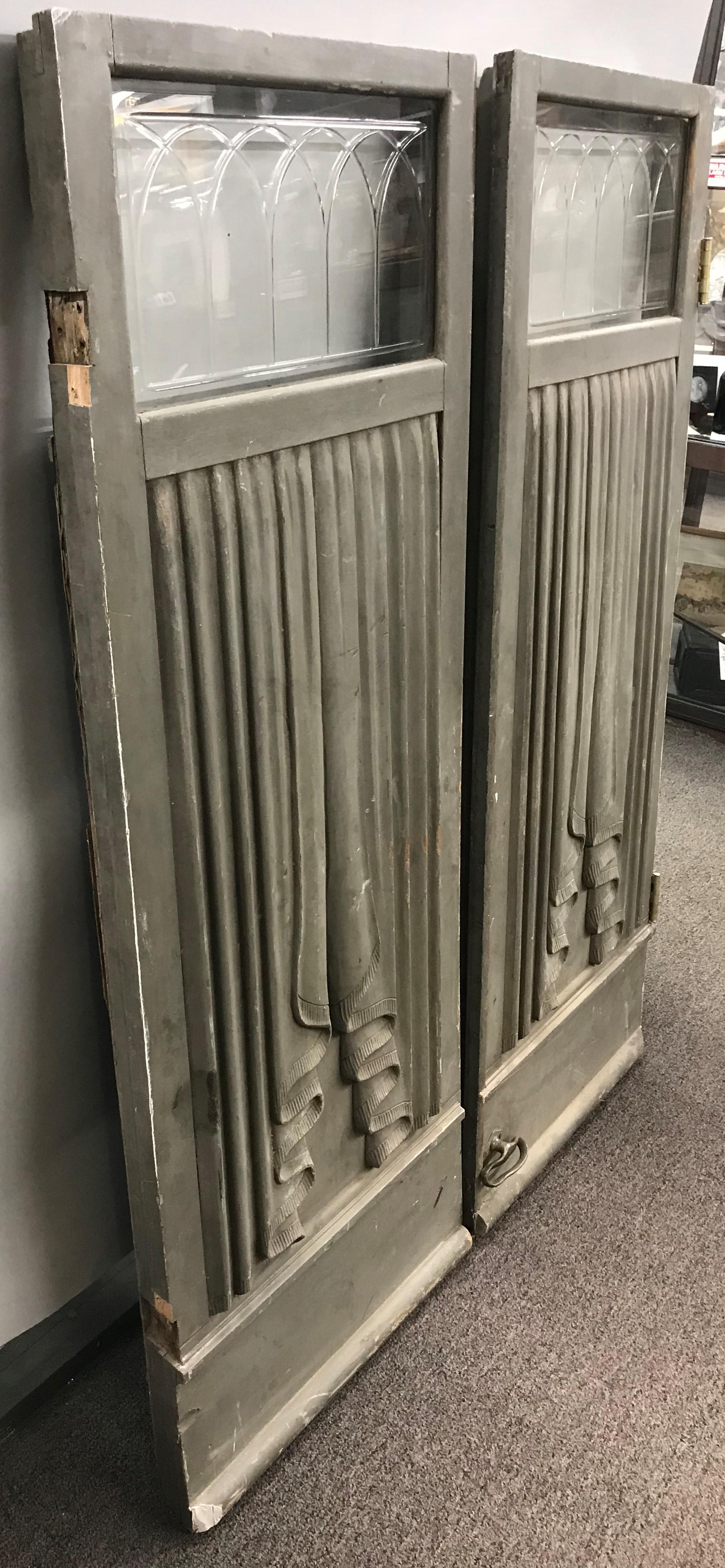 Paar viktorianische hölzerne grobe oder trauerliche Kutschentüren aus Holz mit Glasübergängen im Zustand „Gut“ im Angebot in Milford, NH