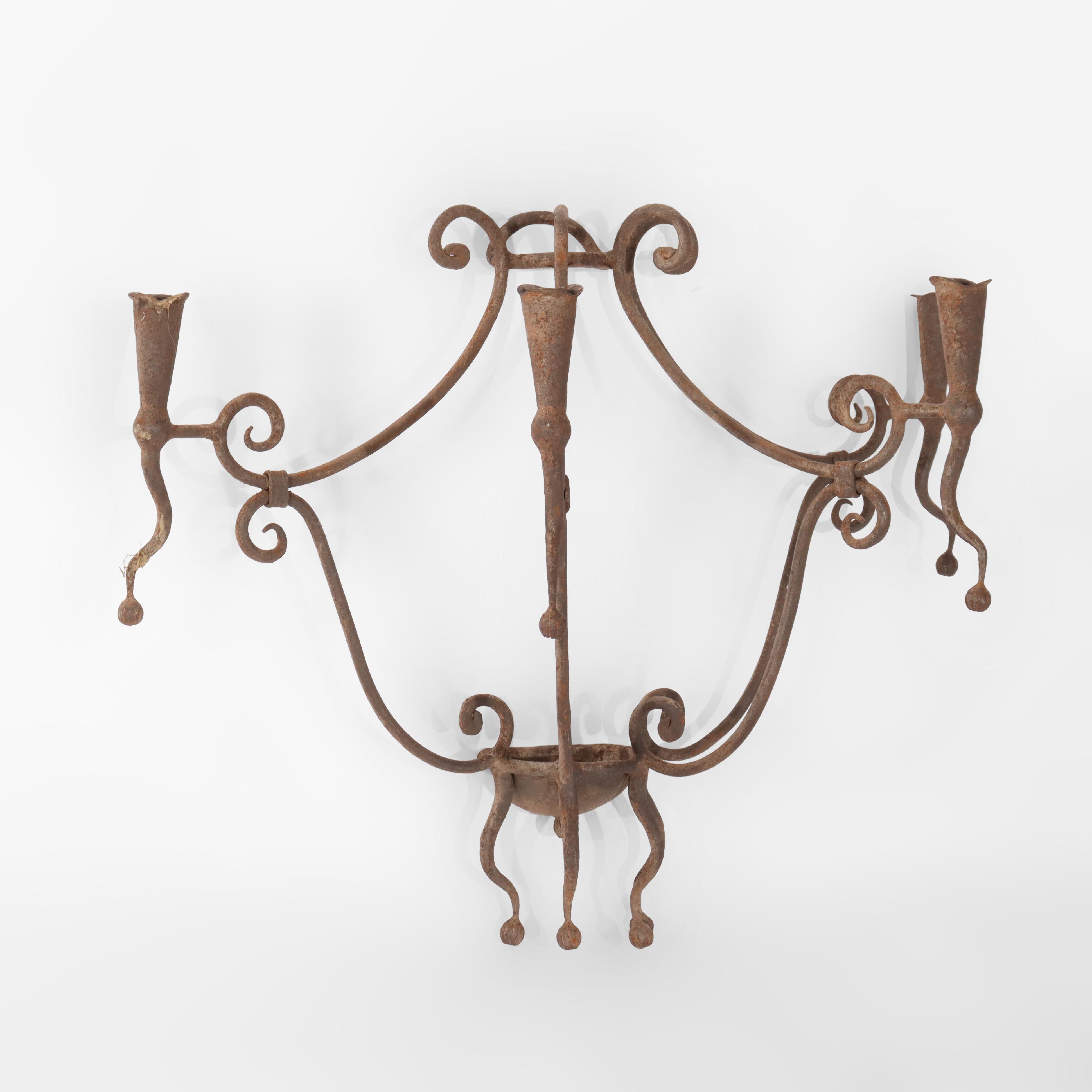 20ième siècle Paire d'appliques murales à bougies en fer forgé de l'époque victorienne 20e siècle en vente