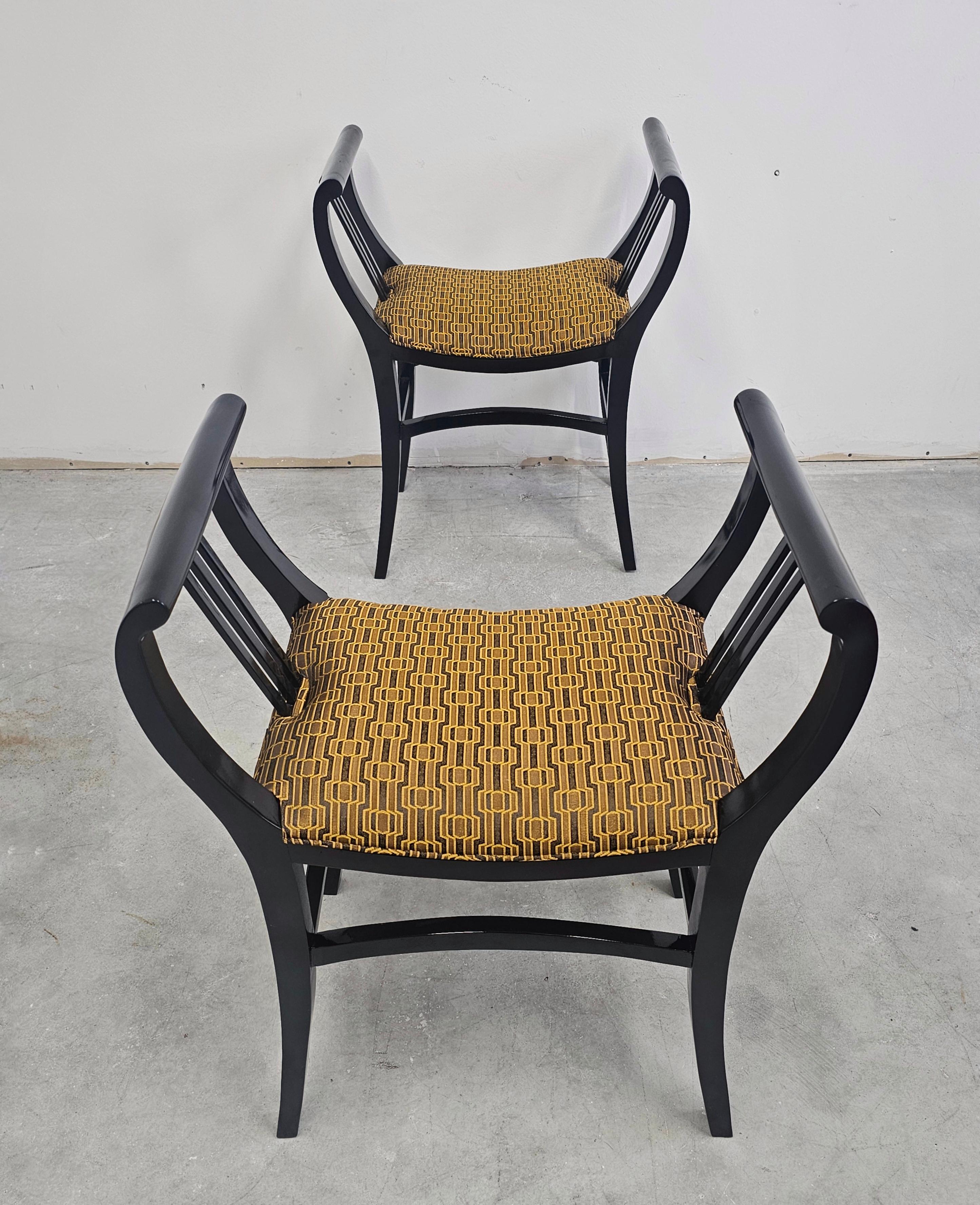 In diesem Angebot finden Sie ein Paar spektakuläre Causeuses oder Gondelhocker der Wiener Secession. Die Hocker verfügen über gondelförmige Armlehnen aus schwarzem Lack und einen atemberaubenden geometrischen Stoff in Gold und Schwarz. Hergestellt