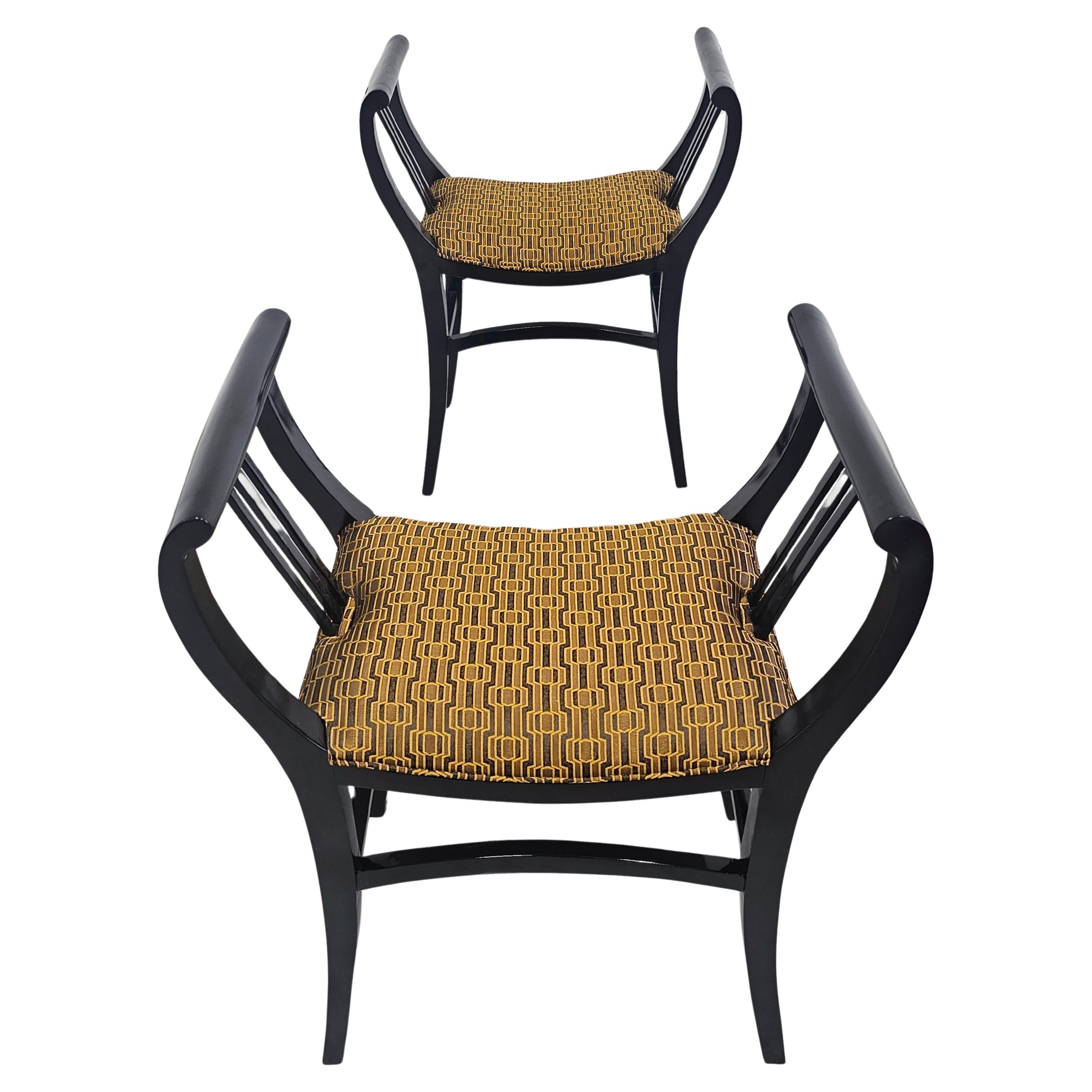 Coppia di sgabelli a gondola o causeuses della Secessione viennese in lacca nera, anni 1910 in vendita