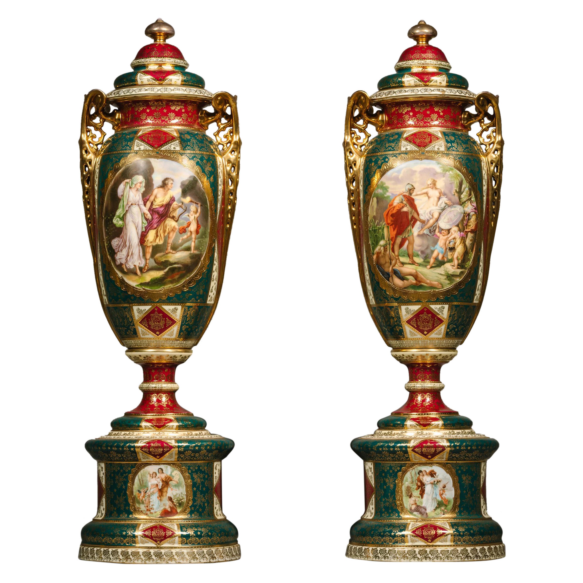 Paire de vases et couvercles en porcelaine de style viennois