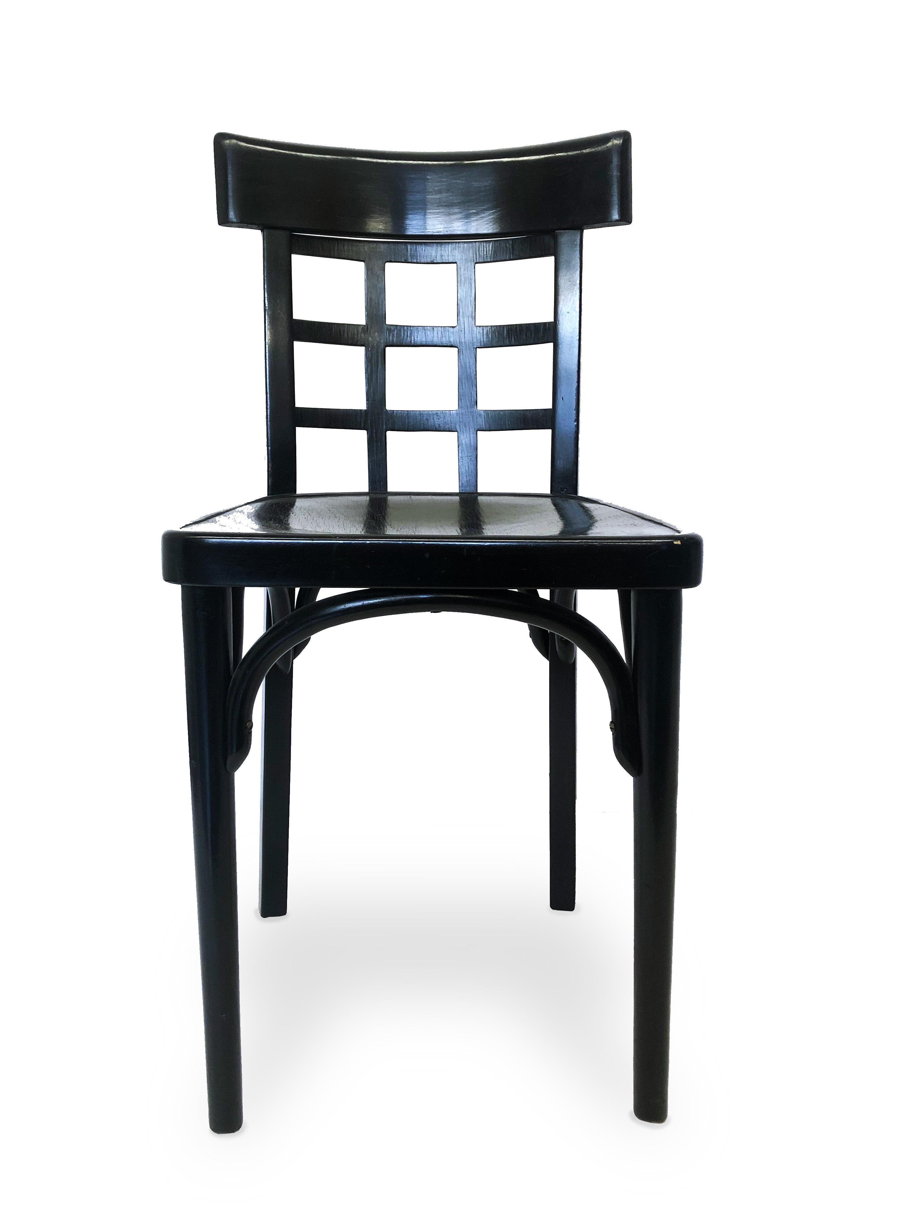 Paire de chaises de salle à manger de la succession de Vienne à dossier grillagé en bois de hêtre ébénisé par J. & J. Kohn, vers 1925.

Propriété de l'estimable designer d'intérieur Juan Montoya. Juan Montoya est l'un des designers d'intérieur les