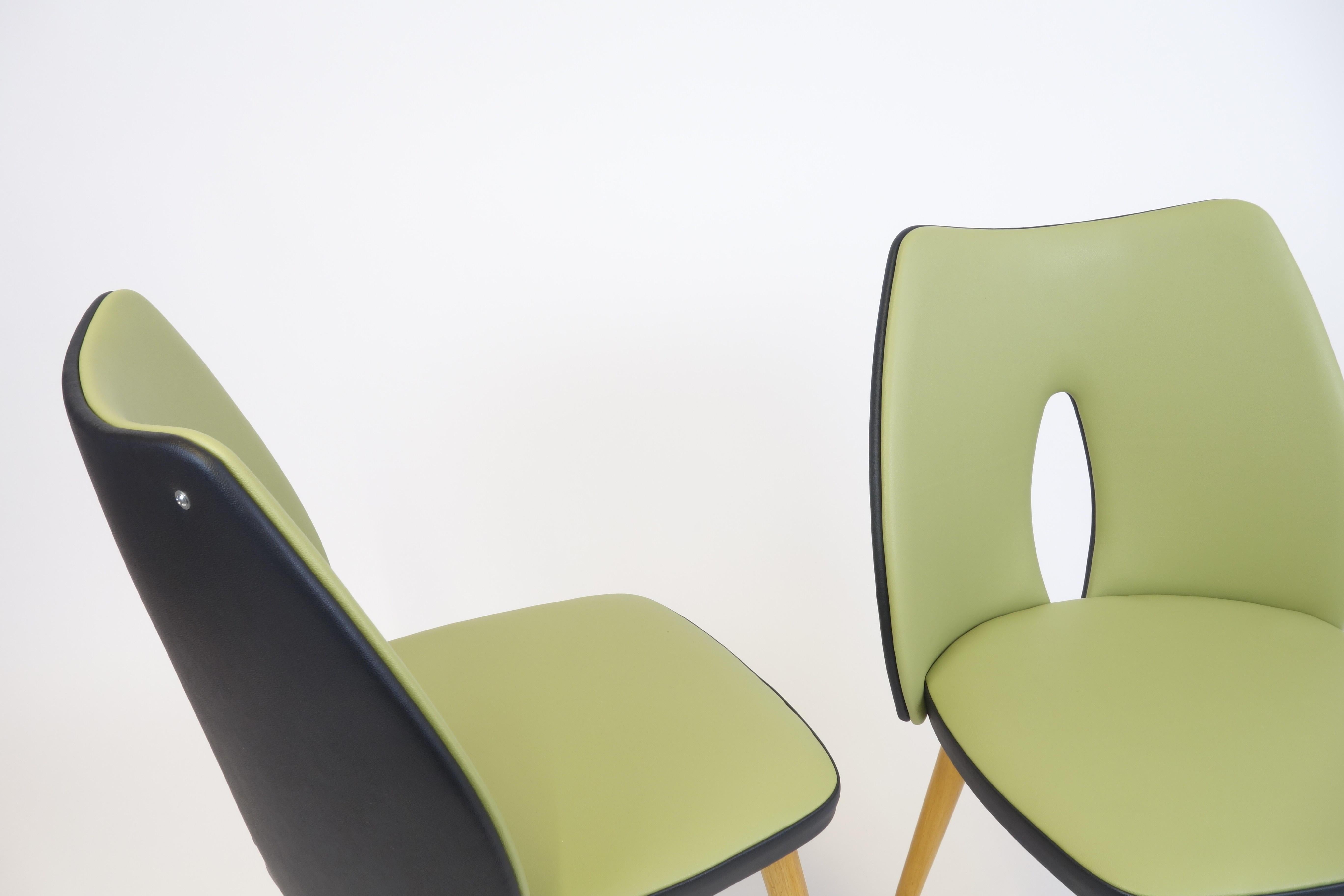Zwei kantige Stühle von P.M.P., hergestellt in Wien, um 1956. Diese Objekte sind mit Massivholzrahmen ausgestattet, die mit Lindenholzbeinen versehen sind und einen extravaganten Dialog zwischen Sitz und Rückenlehne ermöglichen. Die Beine wurden