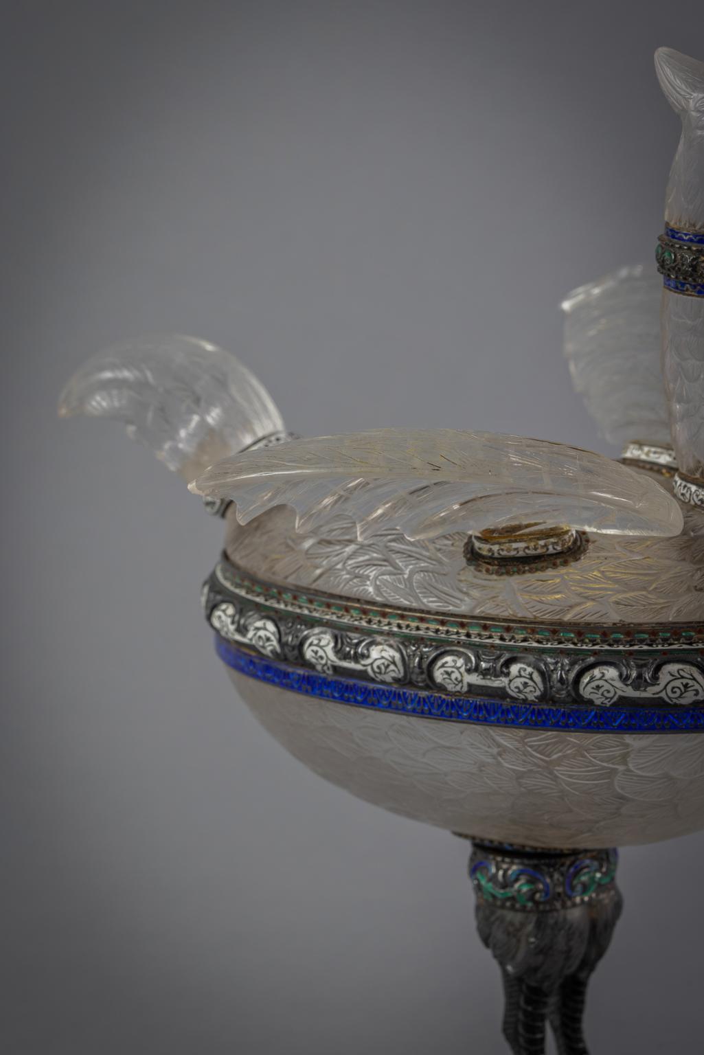 Pareja de cajas vienesas para pájaros de plata esmaltada y cubierta de cristal de roca, hacia 1875 en venta 1