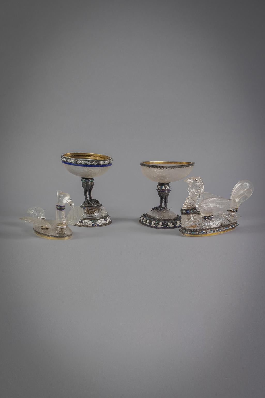 Pareja de cajas vienesas para pájaros de plata esmaltada y cubierta de cristal de roca, hacia 1875 en venta 2