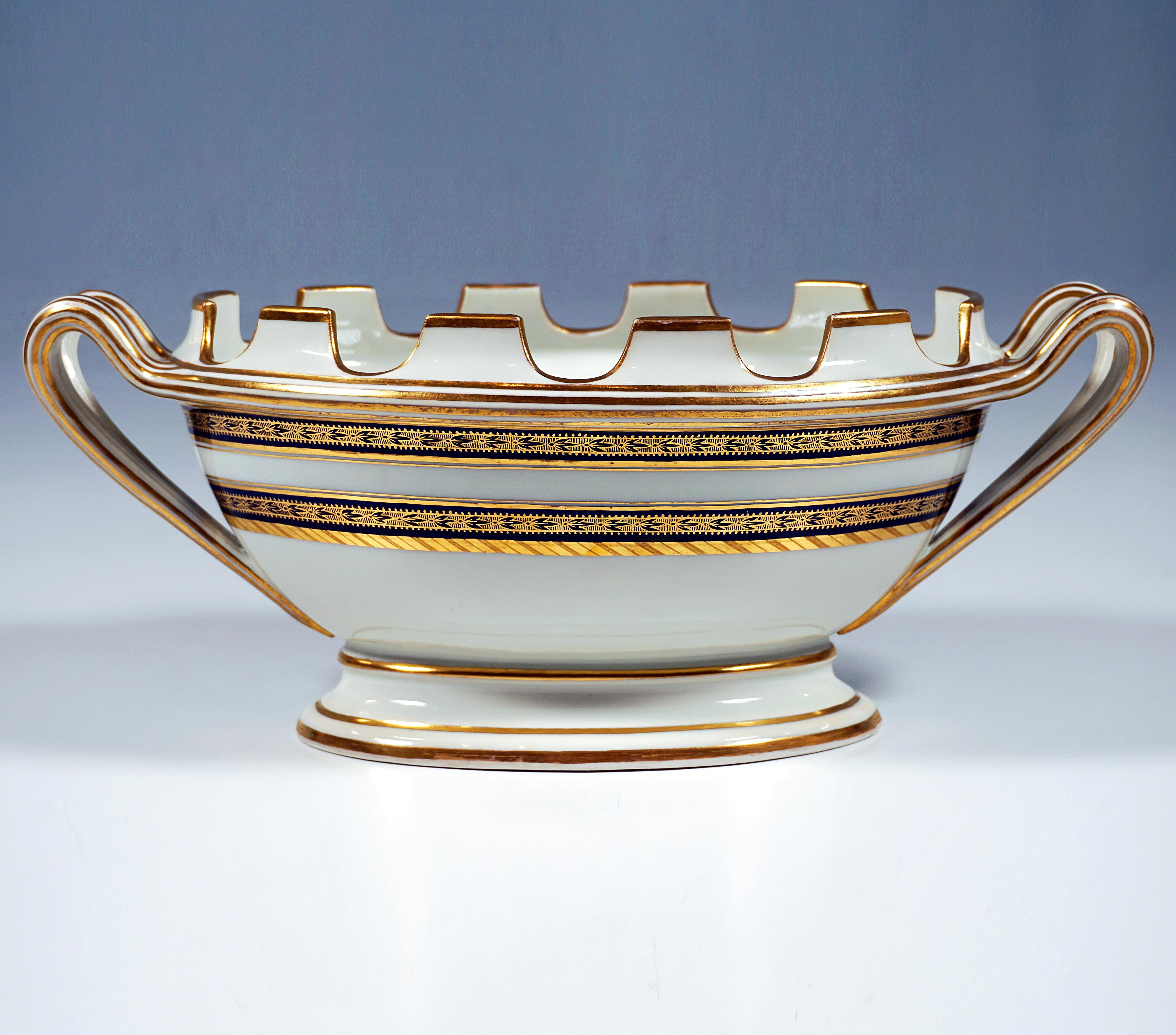 Pareja de enfriadores imperiales vieneses de porcelana, cobalto y oro, fechados en 1811 Hecho a mano en venta