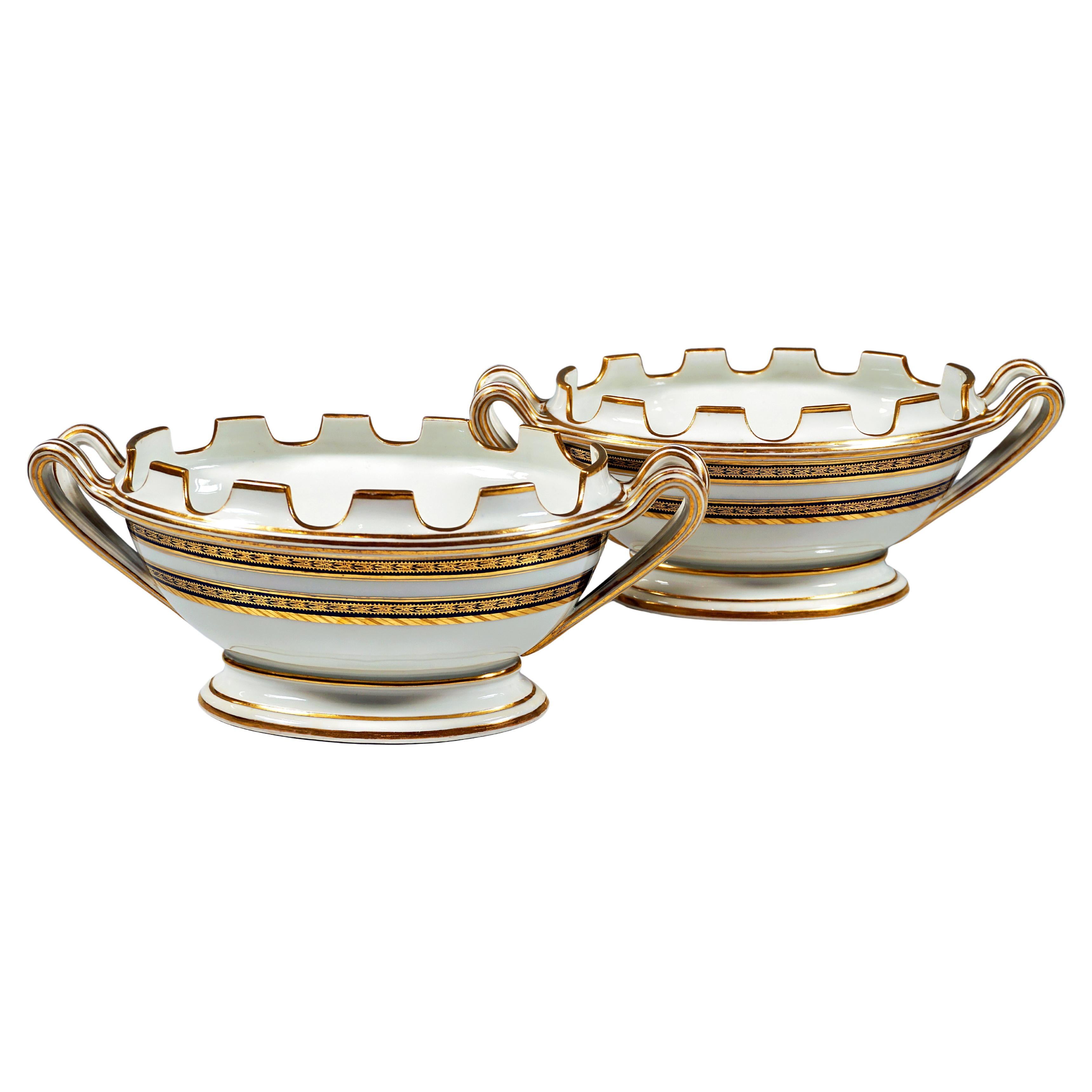Pareja de enfriadores imperiales vieneses de porcelana, cobalto y oro, fechados en 1811