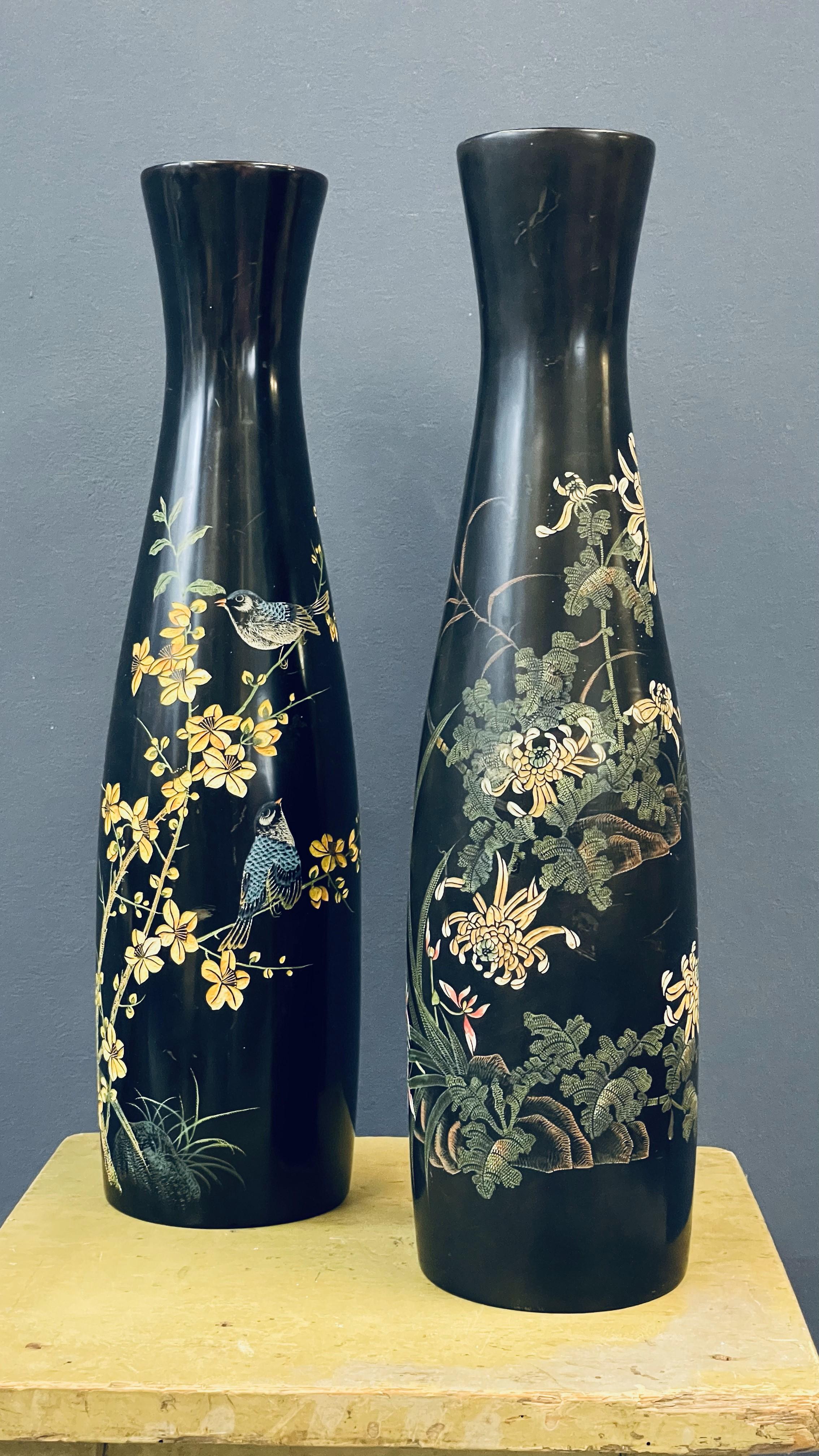 Pair of Large Vietnamese Wooden Vases In Good Condition For Sale In Munich, DE