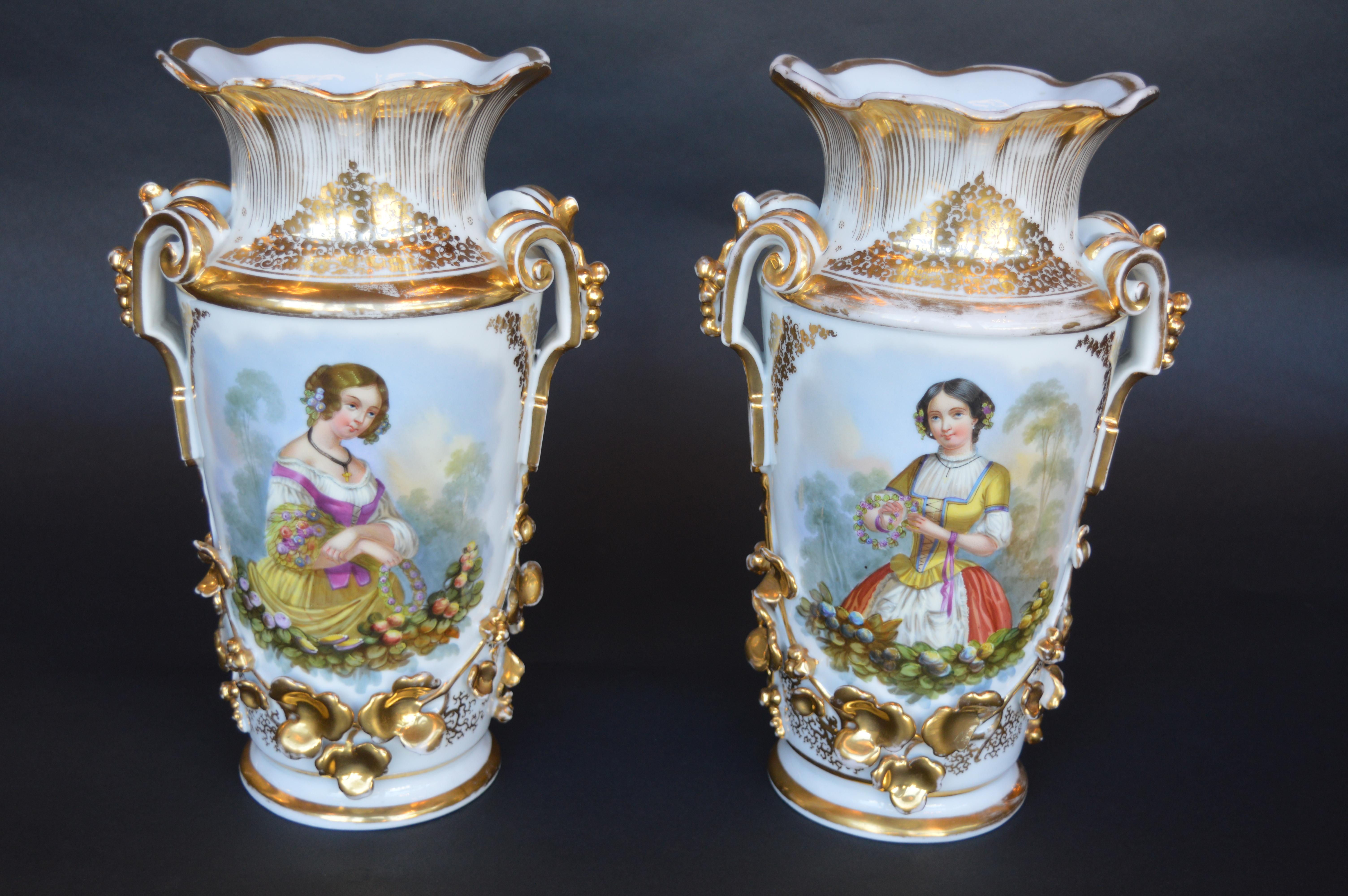Grande coppia di vasi in porcellana dorata vieux Paris con ritratti stampati a trasferimento.