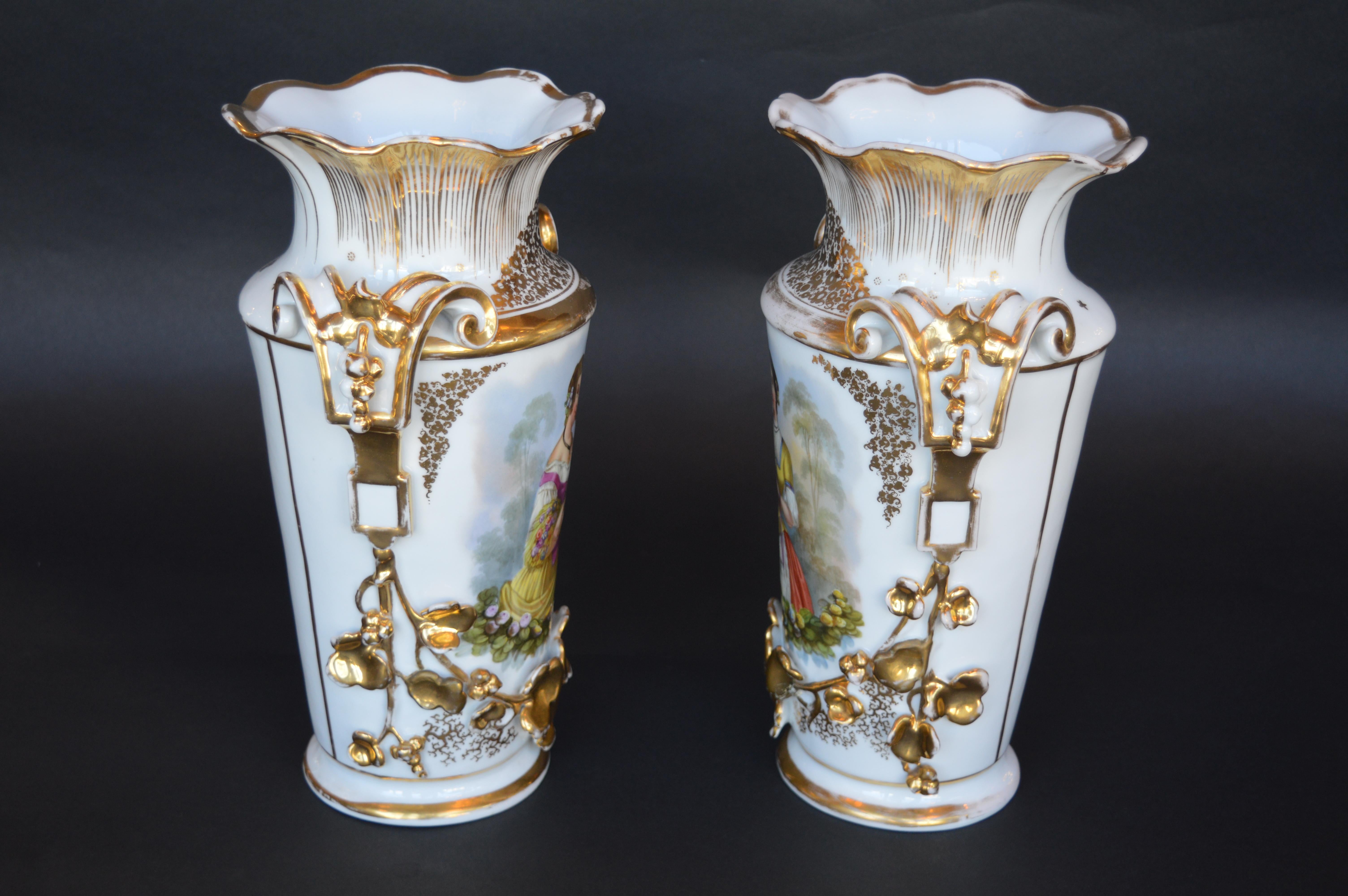 Pair of Vieux Paris Gilt Porcelain Vases In Good Condition For Sale In Los Angeles, CA