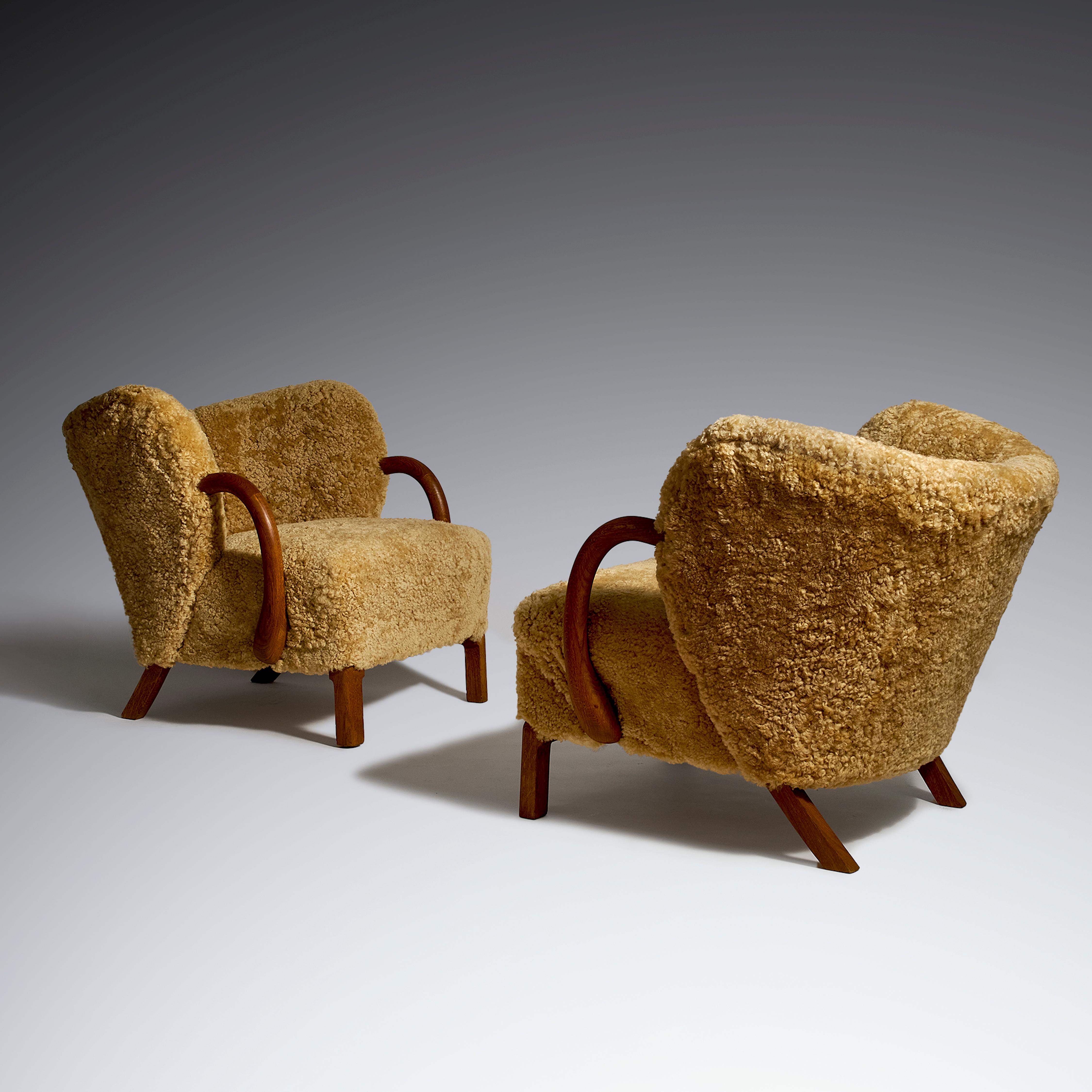 Scandinavian Modern Pair of Viggo Boesen Attributed Scandinavian Lounge Chairs in Oak and Sheepskin For Sale