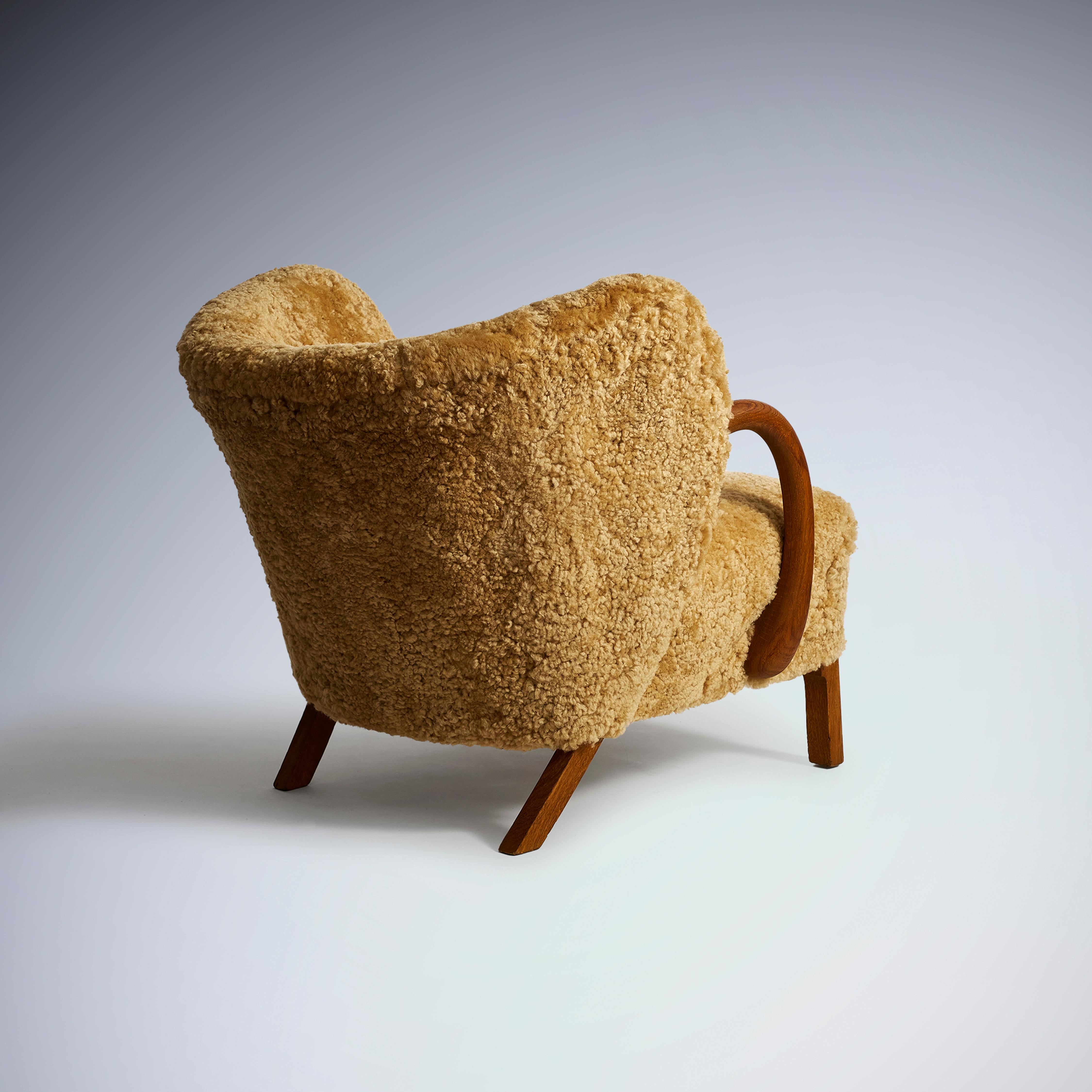 Pair of Viggo Boesen Attributed Scandinavian Lounge Chairs in Oak and Sheepskin In Good Condition For Sale In Brooklyn, NY