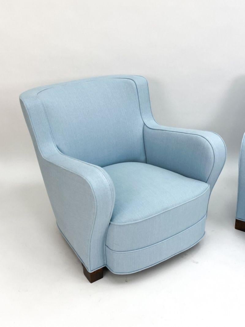 Si tratta di un'elegante coppia di sedie da salotto, realizzate nello stile caratteristico e invitante del famoso designer danese Viggo Boesen, risalente agli anni '50. Queste sedie incarnano l'eleganza giocosa e la comoda ergonomia tipiche del