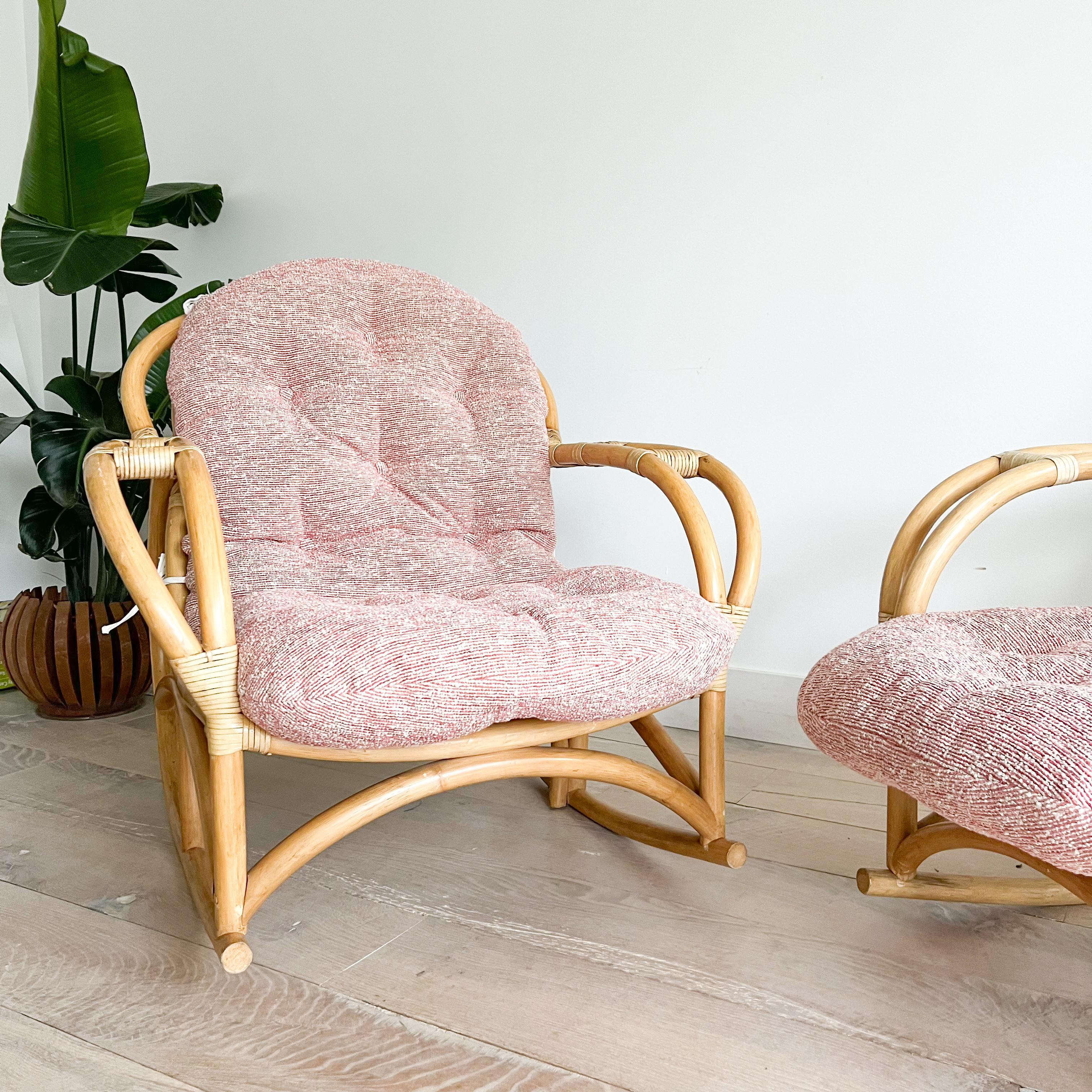 Postmoderne Paire de chaises longues à bascule en rotin de style Viggo Boesen - Nouveau tissu d'ameublement en vente