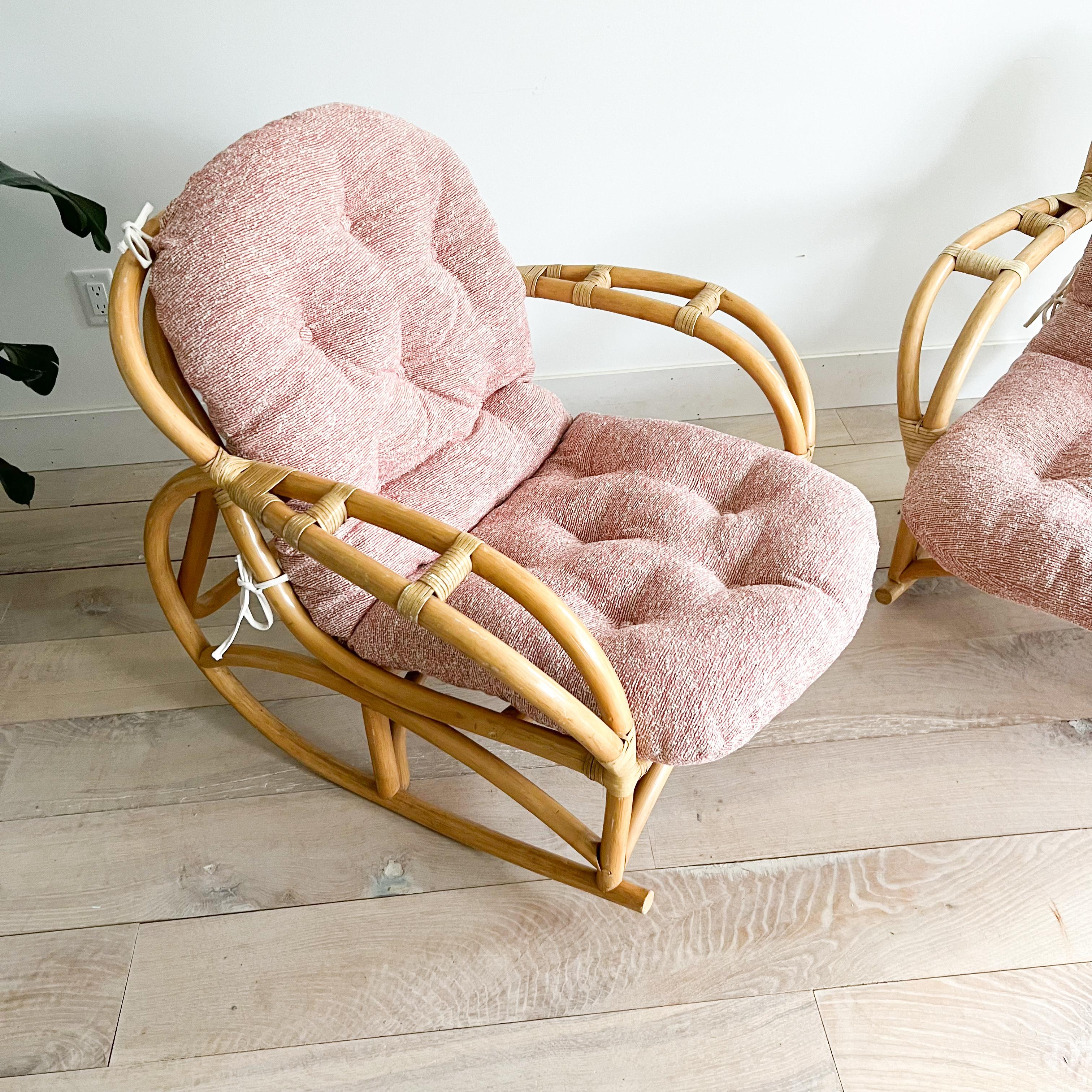Rotin Paire de chaises longues à bascule en rotin de style Viggo Boesen - Nouveau tissu d'ameublement en vente