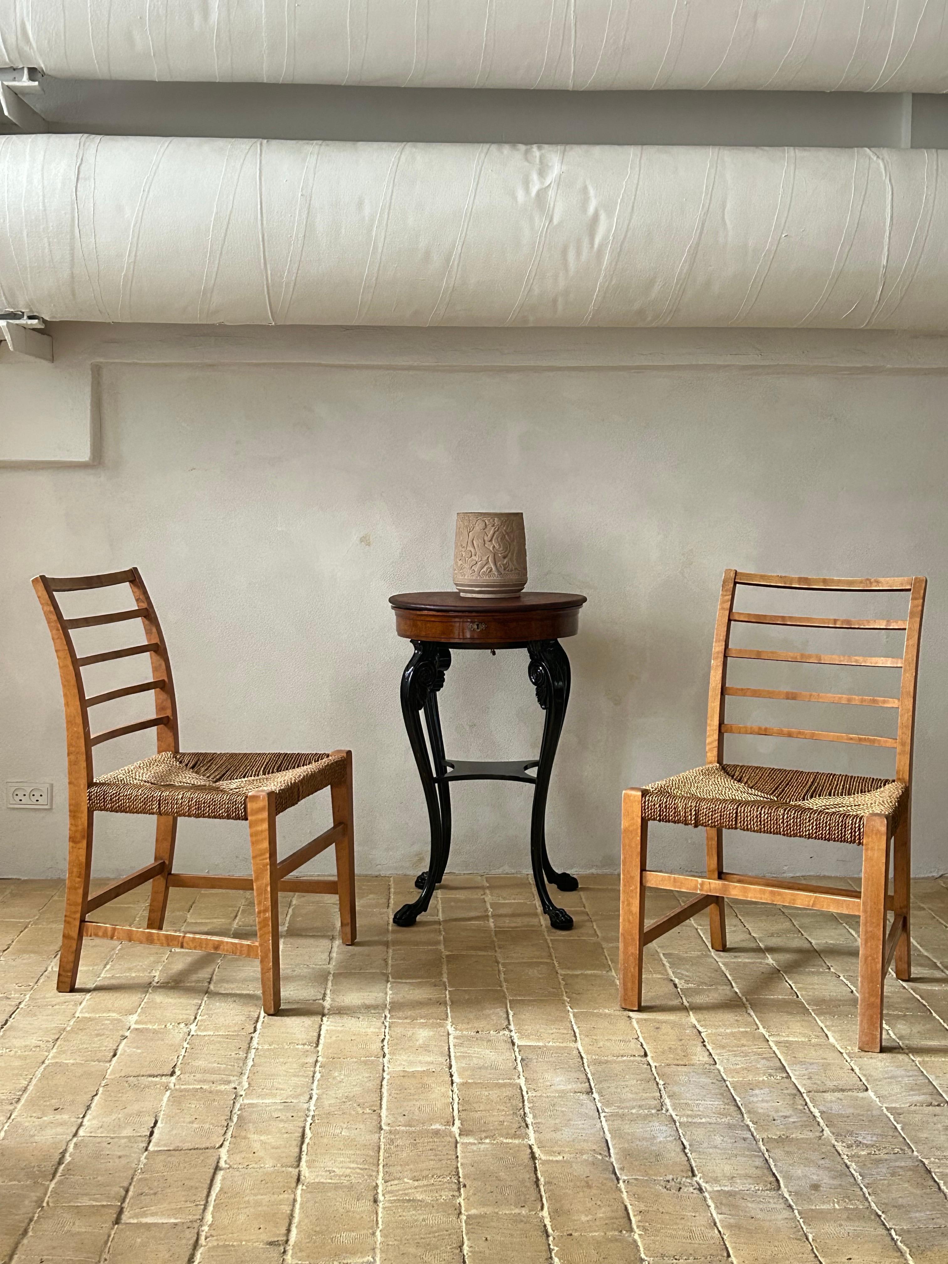 Rare paire de chaises modernes danoises attribuées à l'architecte Vilhelm Groth Hansen, fabriquées vers 1930. Les chaises sont dotées d'un cadre en bouleau flammé, qui présente une belle figure naturelle et une profondeur chaleureuse à la surface.