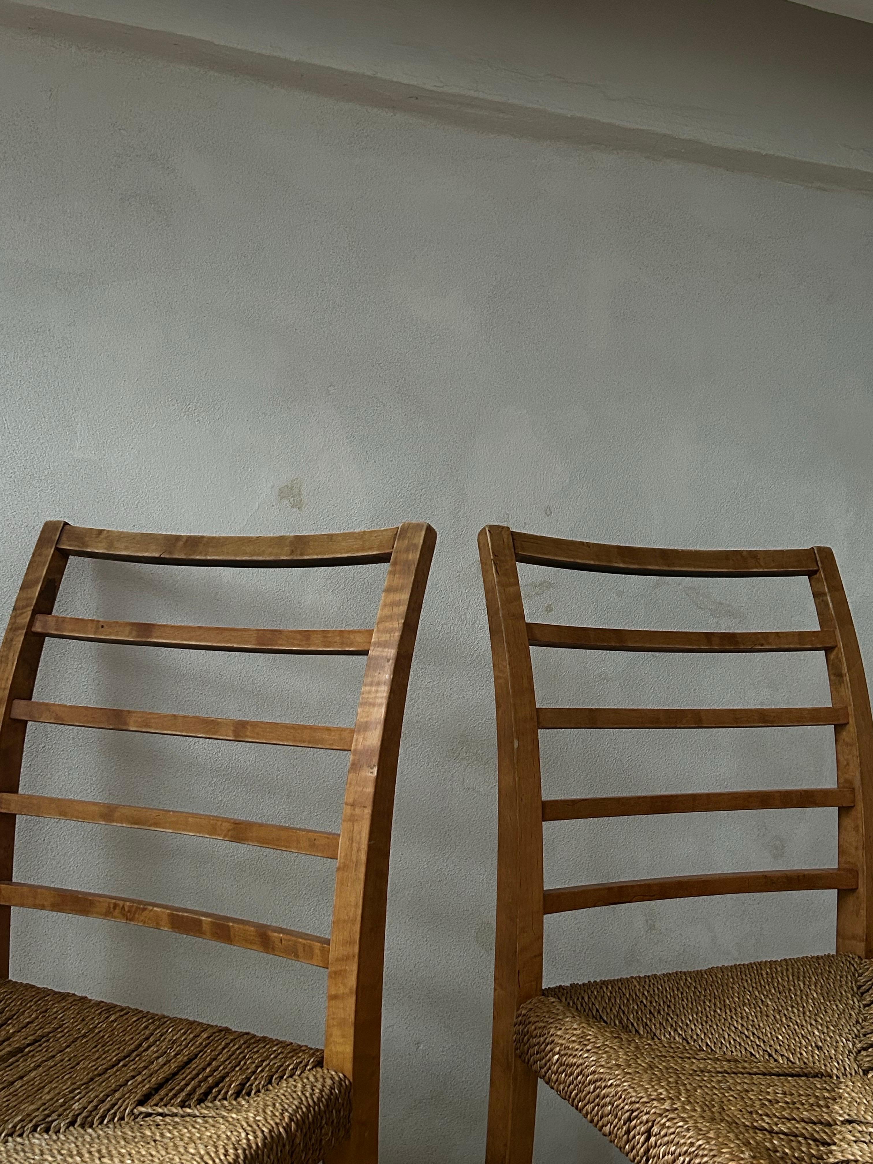 Fait main Paire de chaises Vilhelm Groth Hansen en bouleau flammé et gazon, Danemark C.C.1930 en vente